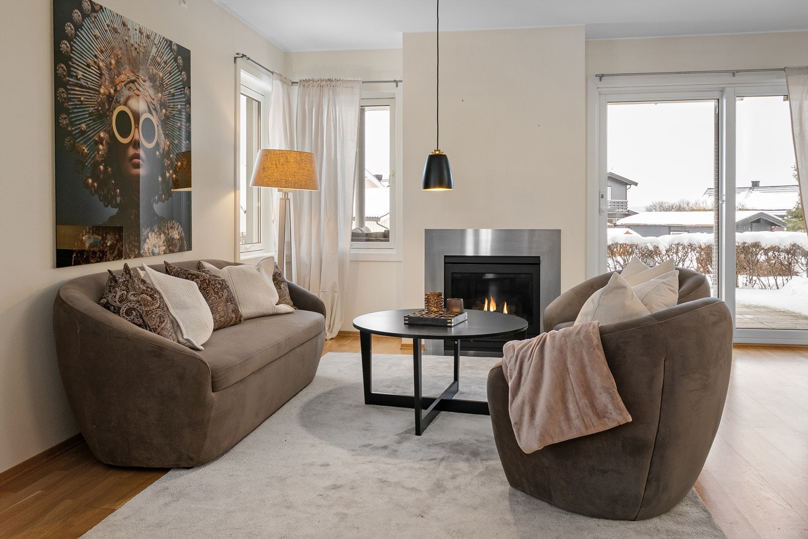 Stuen har store vindusflater som slipper inn godt med naturlig lys og gir rommet en lys og luftig følelse. Galleribilde