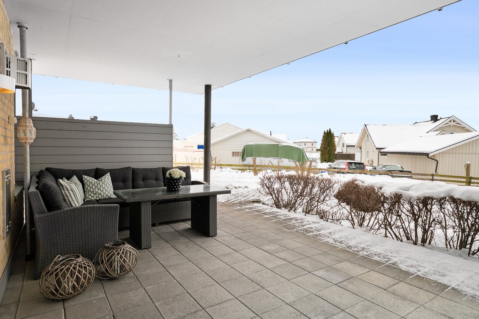 Uteplassen er skjermet med levegger i tre på begge sider samt hekk i front. Galleribilde