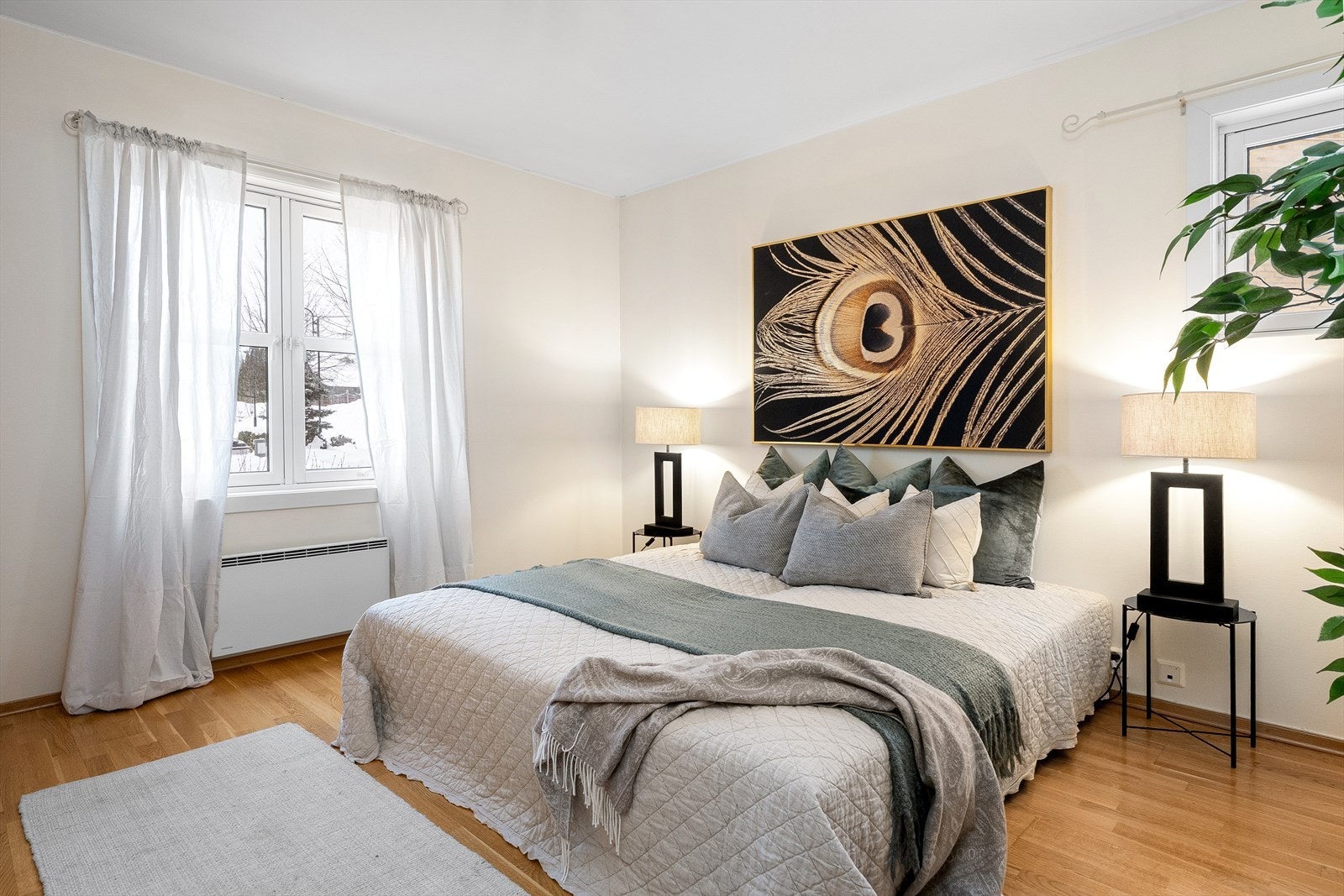 Hovedsoverommet er romslig og har god plass til dobbeltseng med nattbord på hver side. Galleribilde