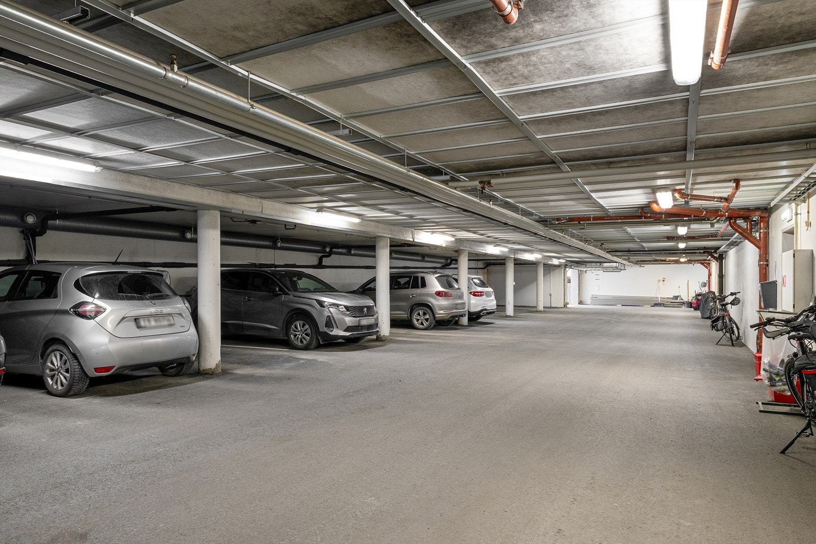 Leiligheten disponerer en praktisk bod i kjelleren på ca. 5 kvm og biloppstillingsplass i felles garasjeanlegg. Galleribilde