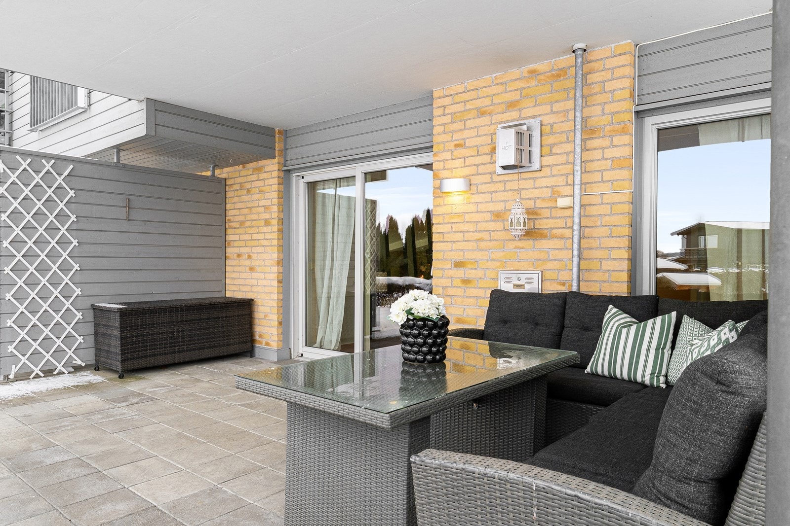 Her er det uttak for gass og god plass til hagemøbler - et flott uterom for avslapning og hyggelige stunder utendørs. Galleribilde