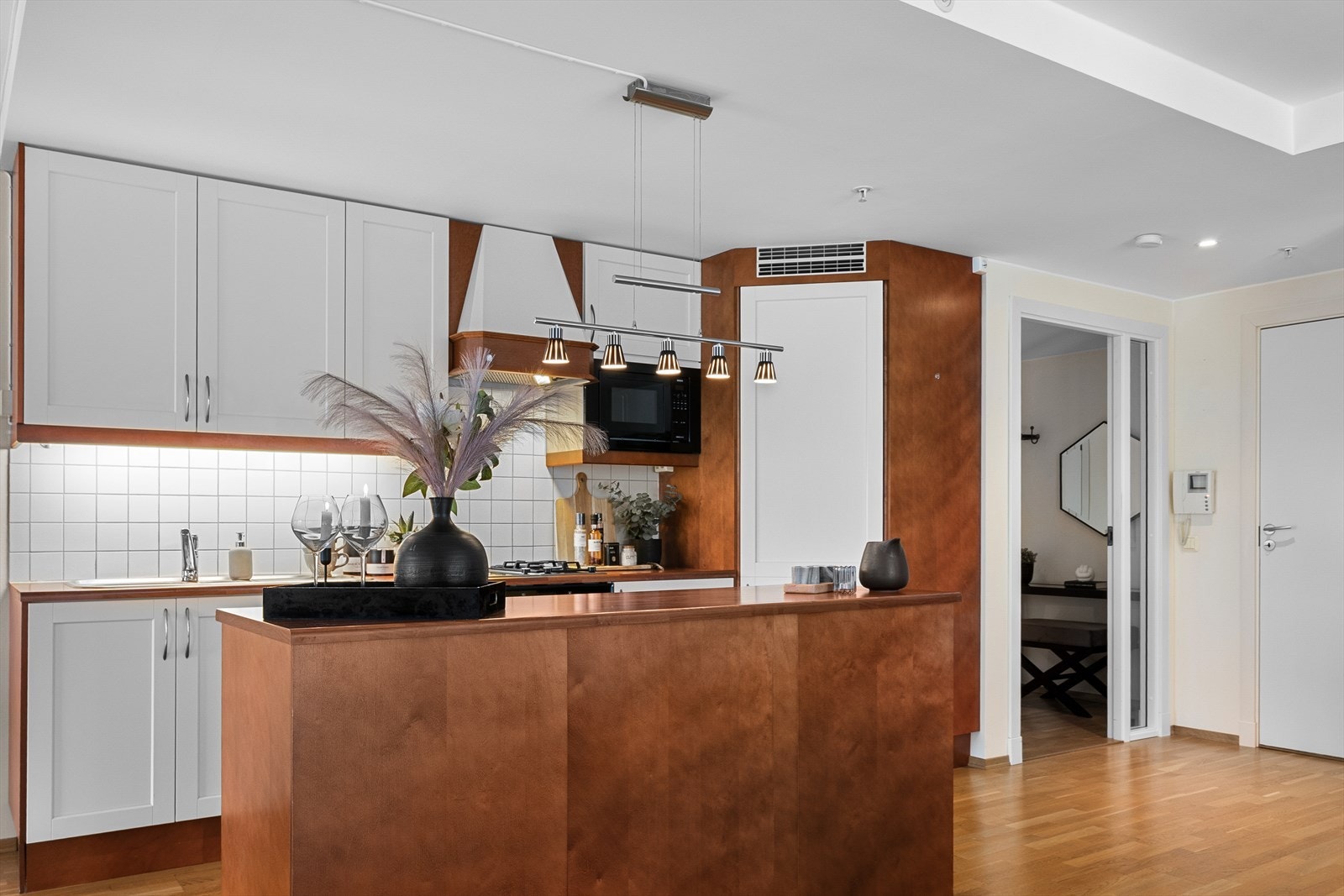 Kjøkkenet er utstyrt med platetopp med to gassbluss, integrert stekeovn, mikrobølgeovn, oppvaskmaskin og et kjølehjørne. Galleribilde