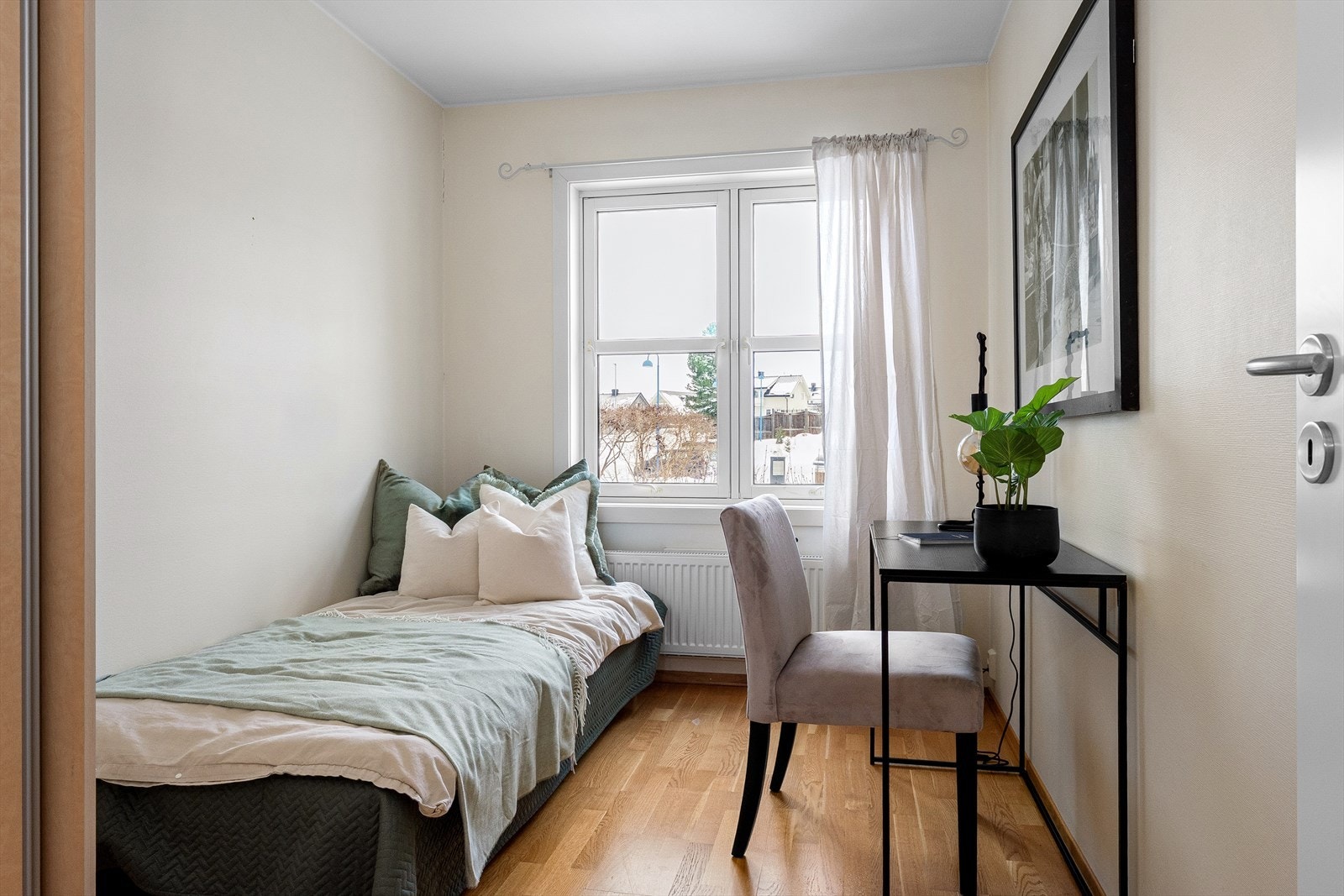 Soverom nummer to nås fra gangen og egner seg godt som barnerom, gjesterom eller kontor. Galleribilde