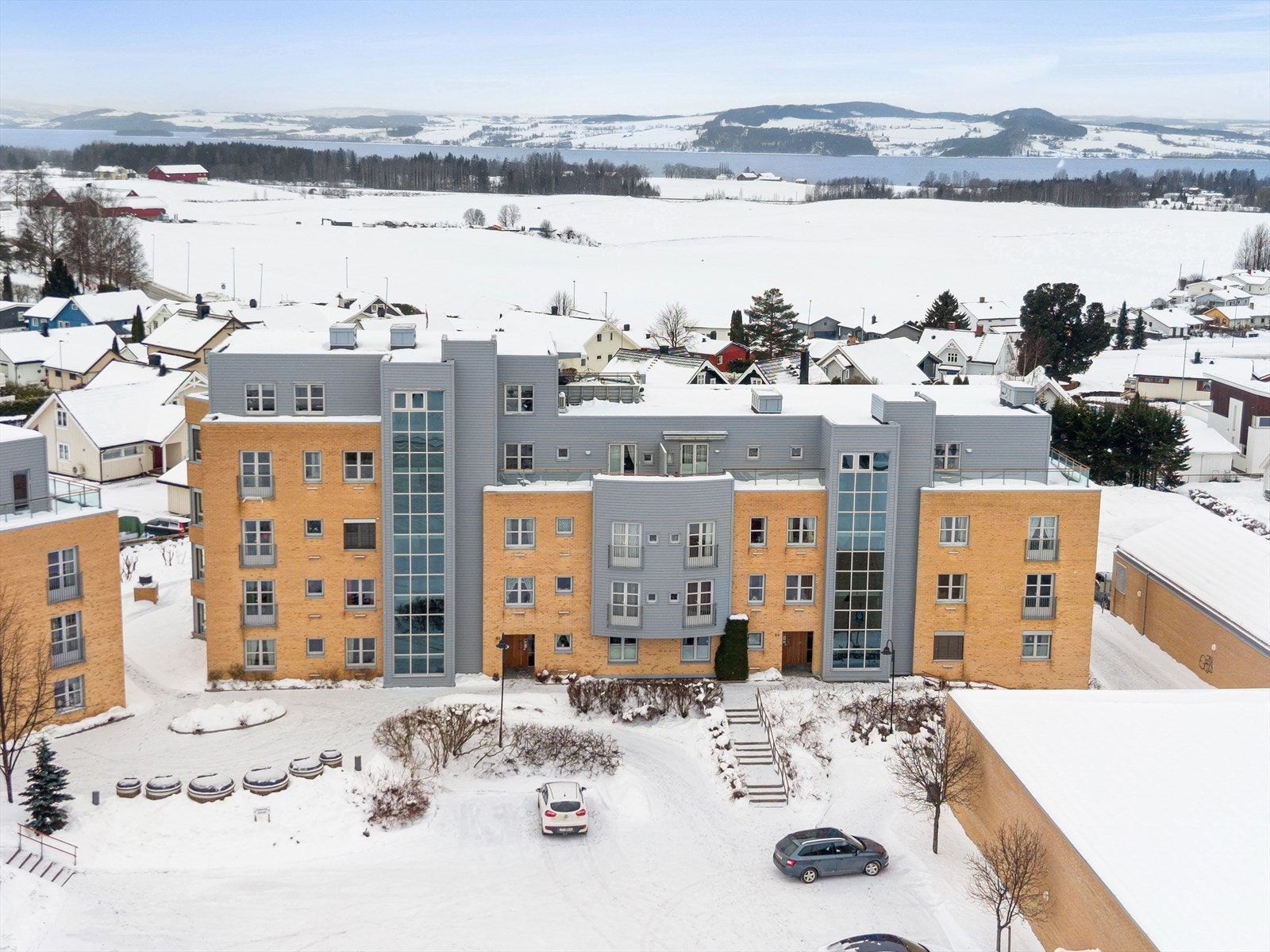 Spar Bekkelaget og Breidablikk bussholdeplass ligger i umiddelbar nærhet til leiligheten. Galleribilde