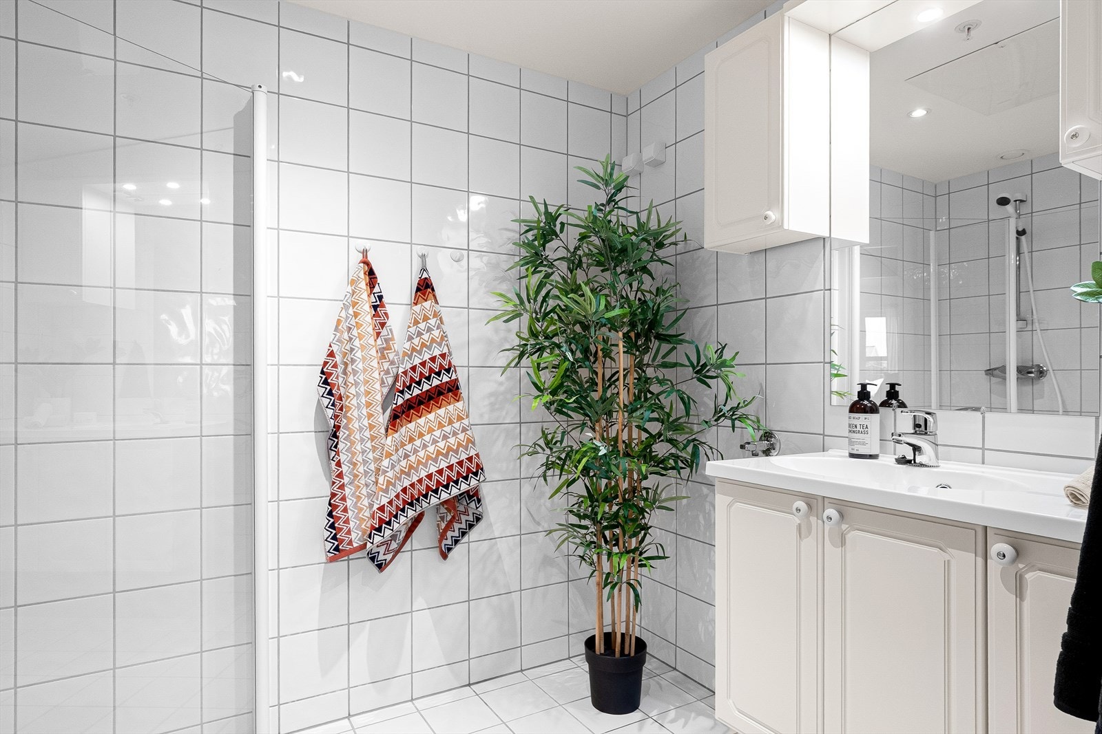 Badet er fra byggeår 2006 og har flislagte overflater på både vegger og gulv. Galleribilde