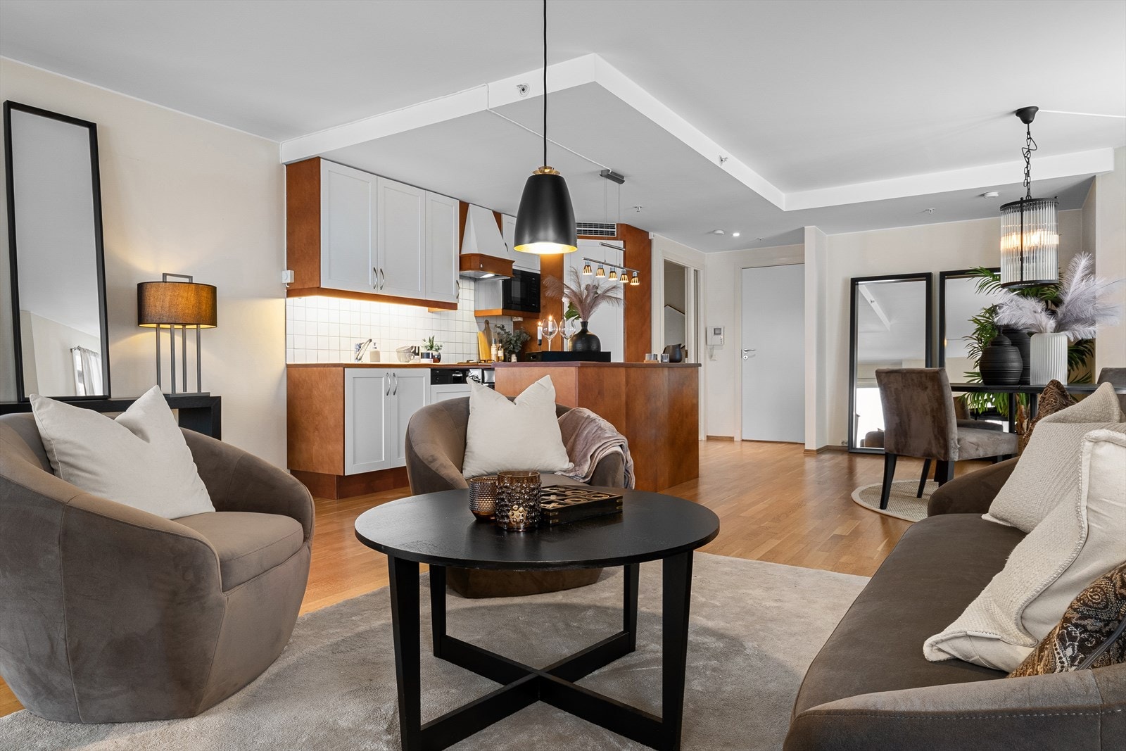 Stuen er romslig og møbleringsvennlig, med naturlige soner for både sofagruppe og spiseplass. Galleribilde