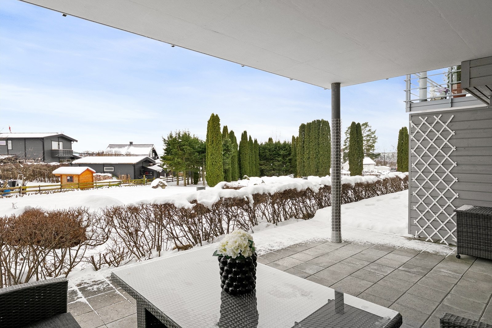 Fra stuen er det direkte utgang til en hellelagt uteplass på ca. 24 kvm. Galleribilde