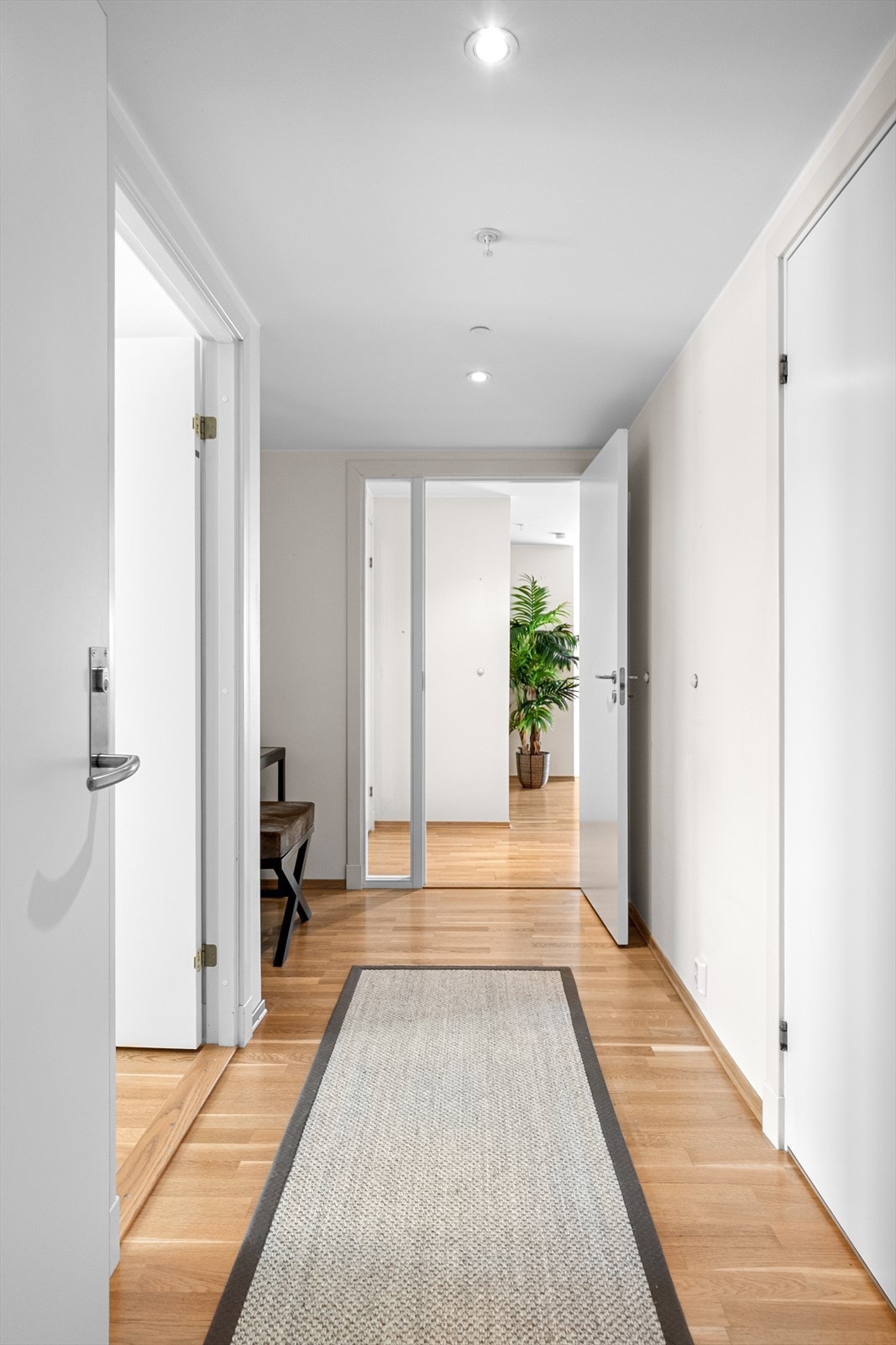 Det er downlights i himlingen i entréen, og leiligheten har gjennomgående parkettgulv, med unntak av badet. Galleribilde