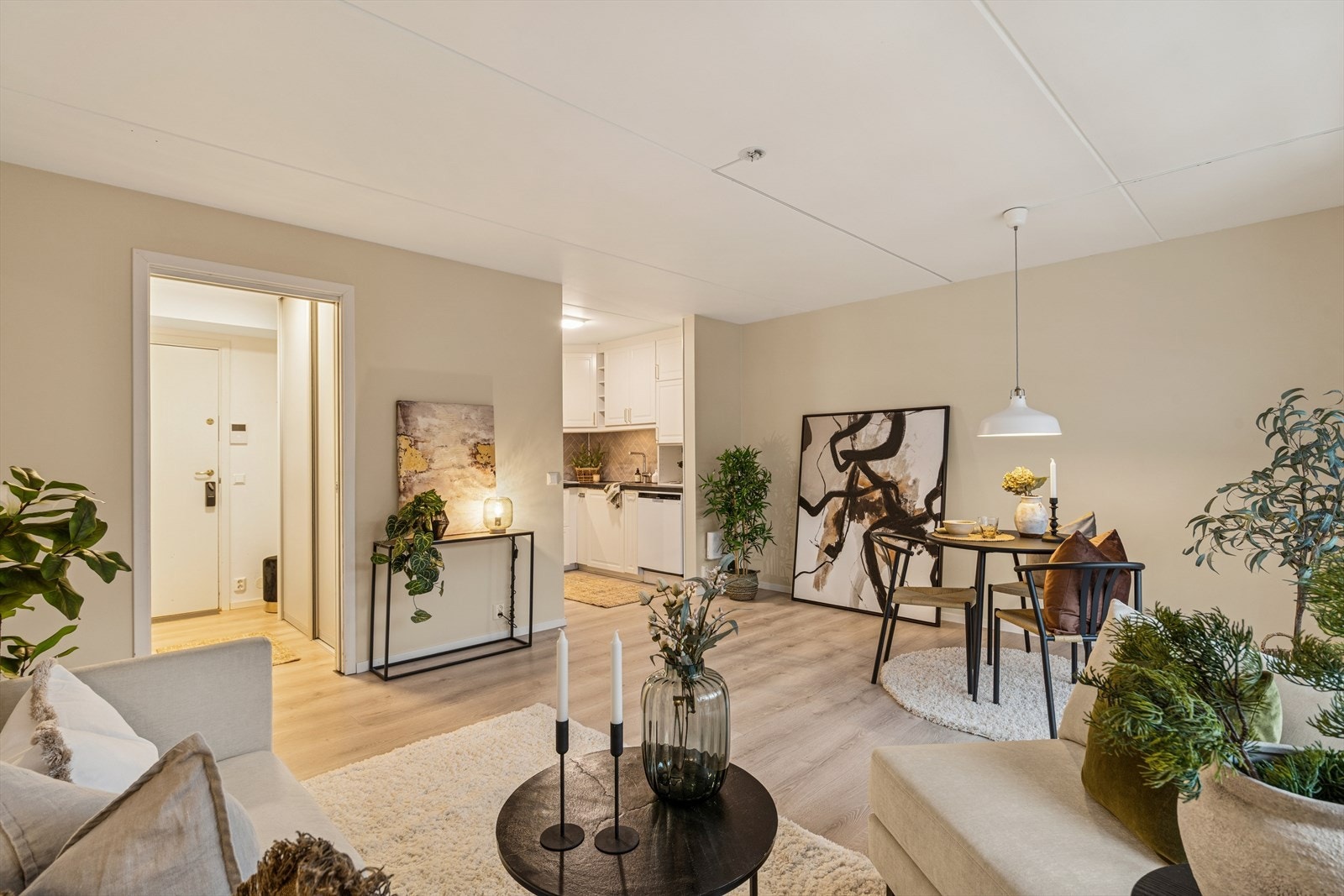 På gulvet er det lagt laminat, flytende mellom rommene, slik at det er tilpasset rullator/rullestol. Galleribilde