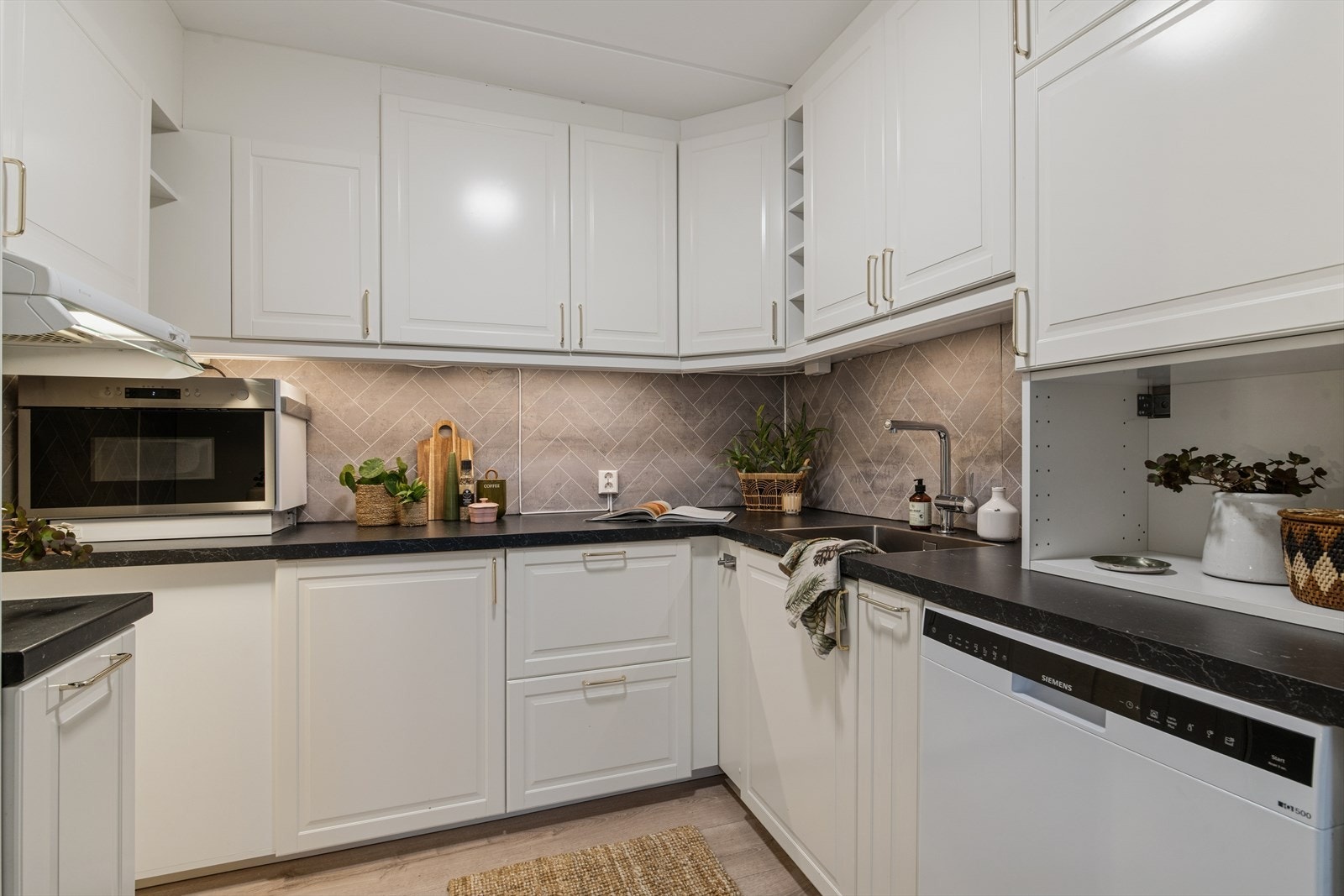 Kjøkkenet har godt med både skap- og benkeplass. De løse hvitevarene medfølger (oppvaskmaskin og micro). Galleribilde