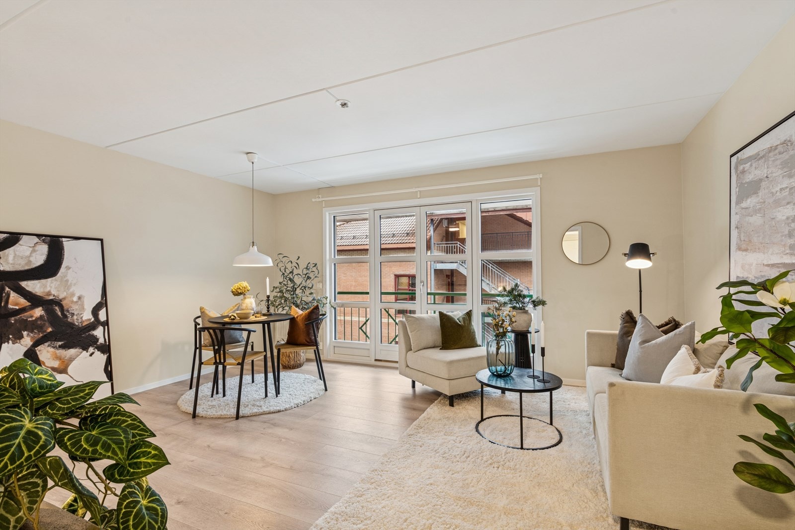 Fransk balkong mot øst gir gode luftemuligheter. Vinduer/balkongdør er oppgradert i 2026. Galleribilde