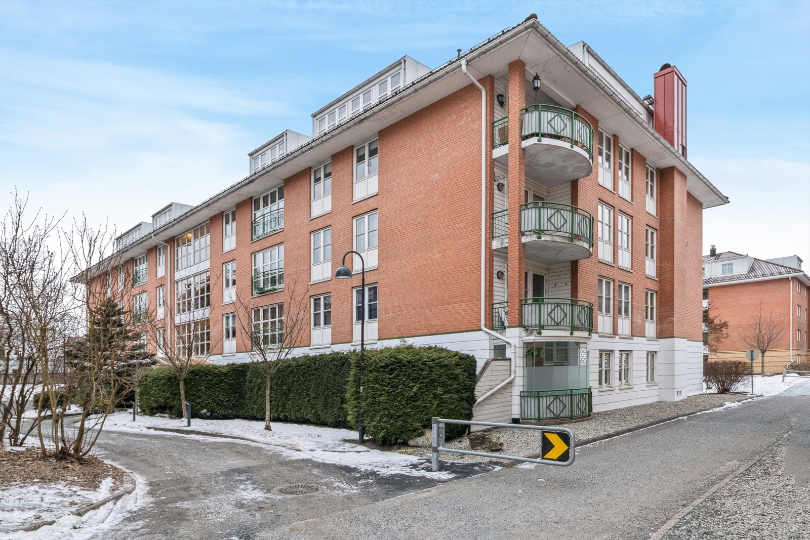 Gangveier mellom sameiene, hvor det og er parkmessige anlagte tun. Enkel adkomst også bort til forretninger, f.eks. Kiwi. Galleribilde