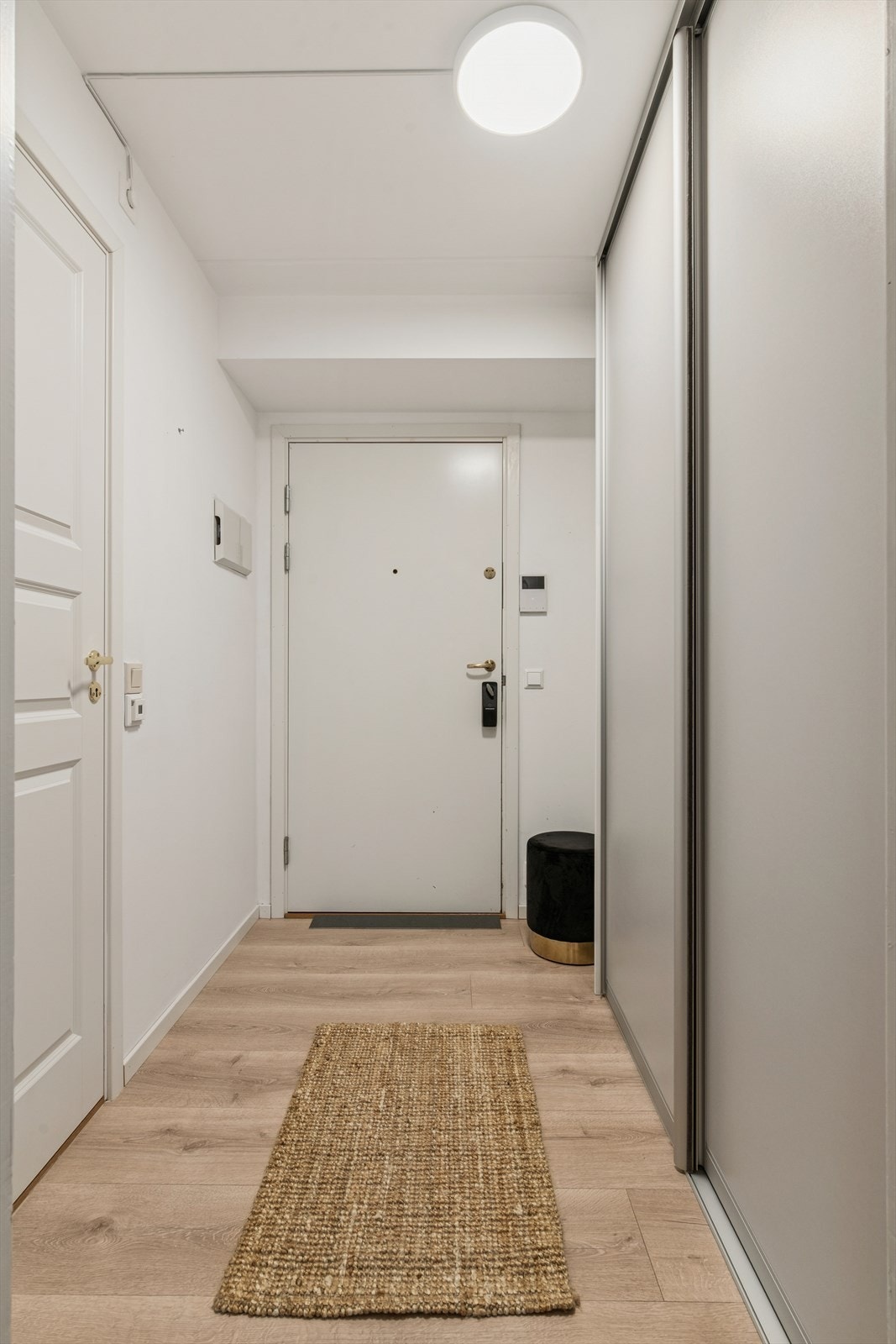 Entré med skyvedørsgarderobe. Smekklås og dørcalling. Galleribilde
