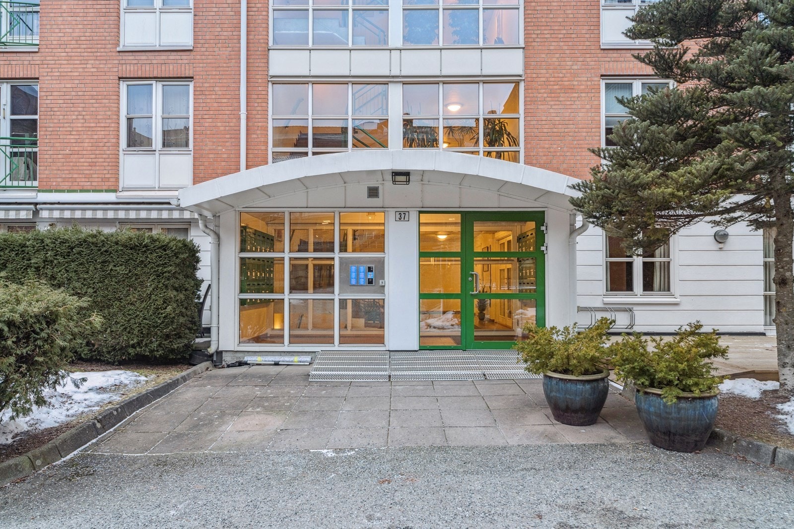 Velkommen inn! Dørene åpnes automtisk og det er ikke nødvendig å åpne fysisk til mellomgangen heller. Til høyre i hallen er det adkomst til fellesrom med stue og kjøkken. Rommene kan leies for private arrangementer. Galleribilde