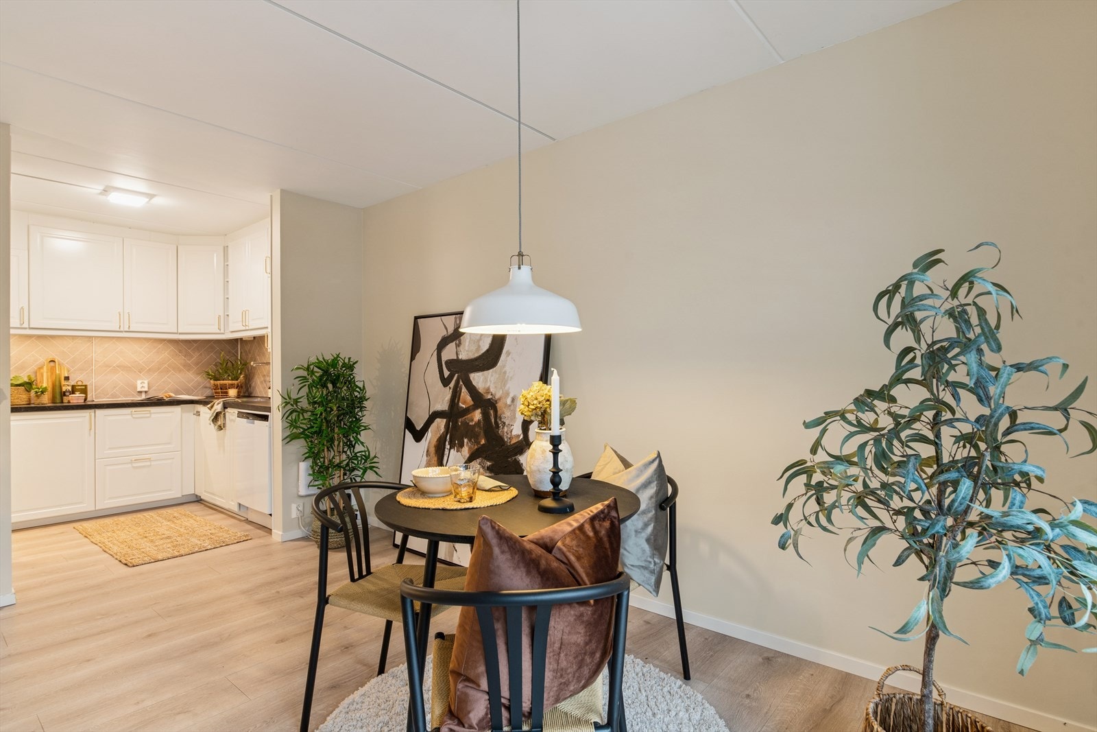 Plass til spisebord for hyggelige selskaper! Galleribilde