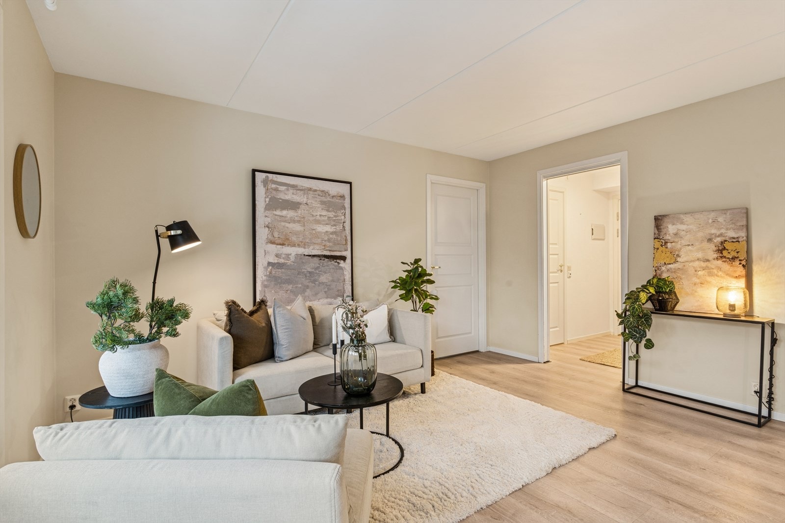 God plass til å sette inn både sofagruppe og spisestuemøbler. Galleribilde