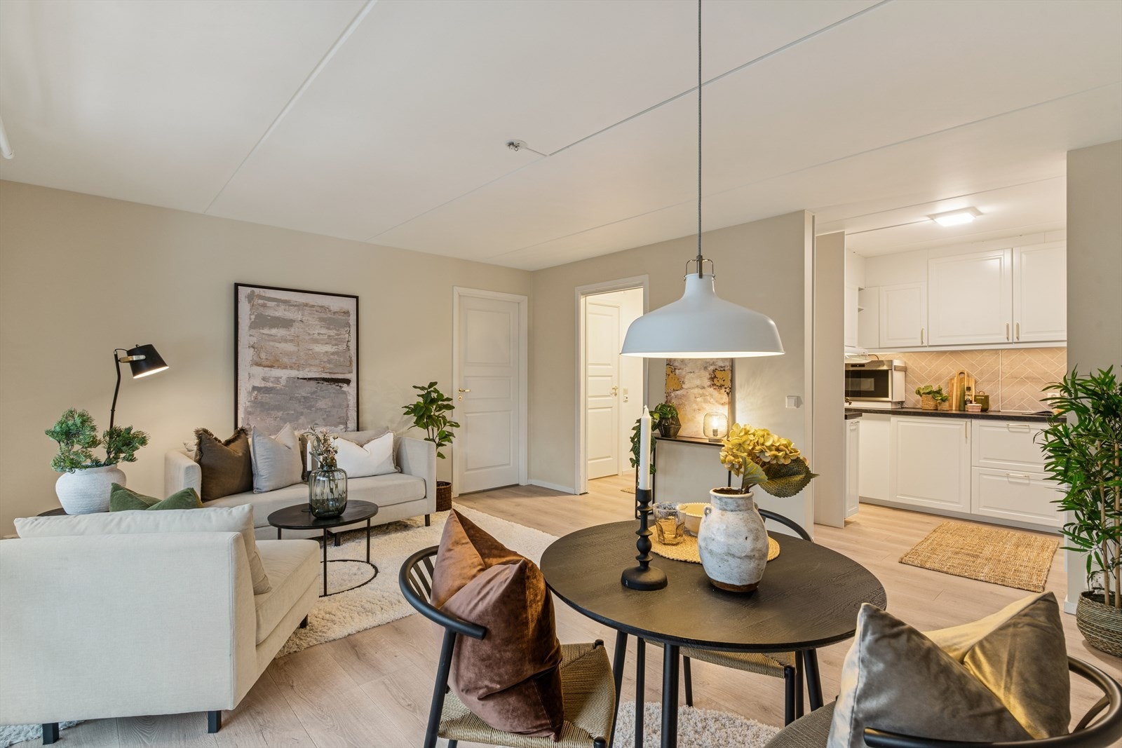 Stuen er nymalt i fargen "Kokos" som gir en nøytral og lun bakgrunn for møbleringen. Galleribilde