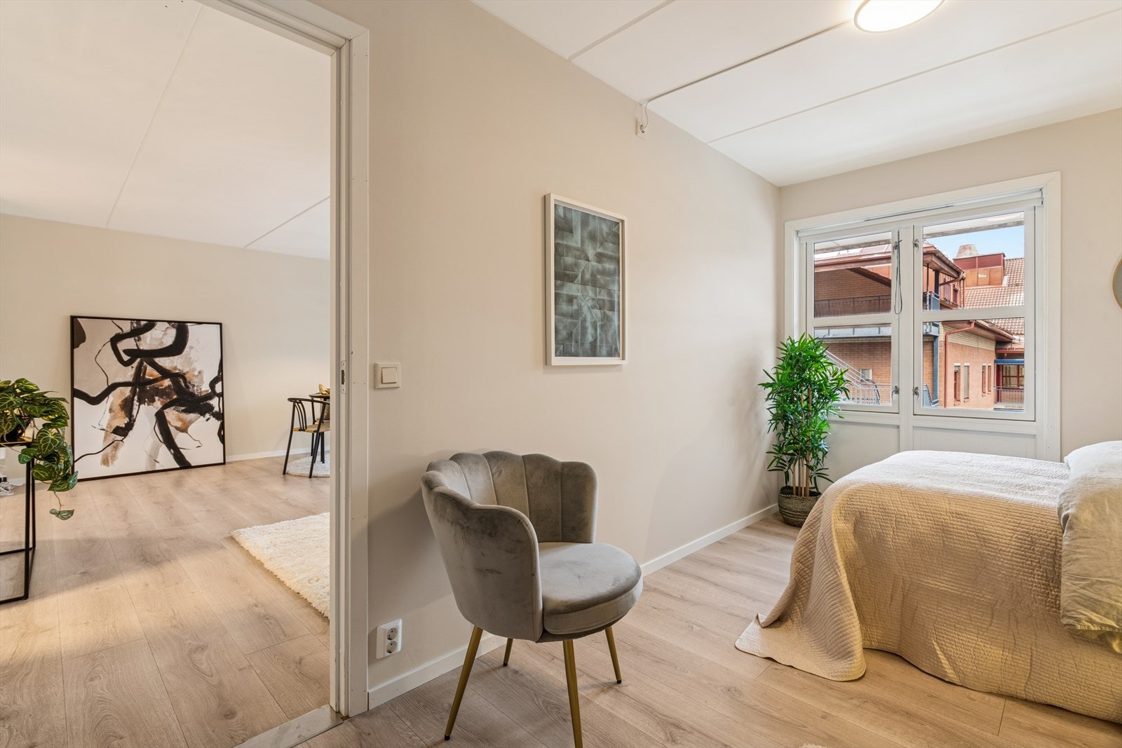 Soverommet også nymkalt i 2026 i fargen "Kokos". Galleribilde