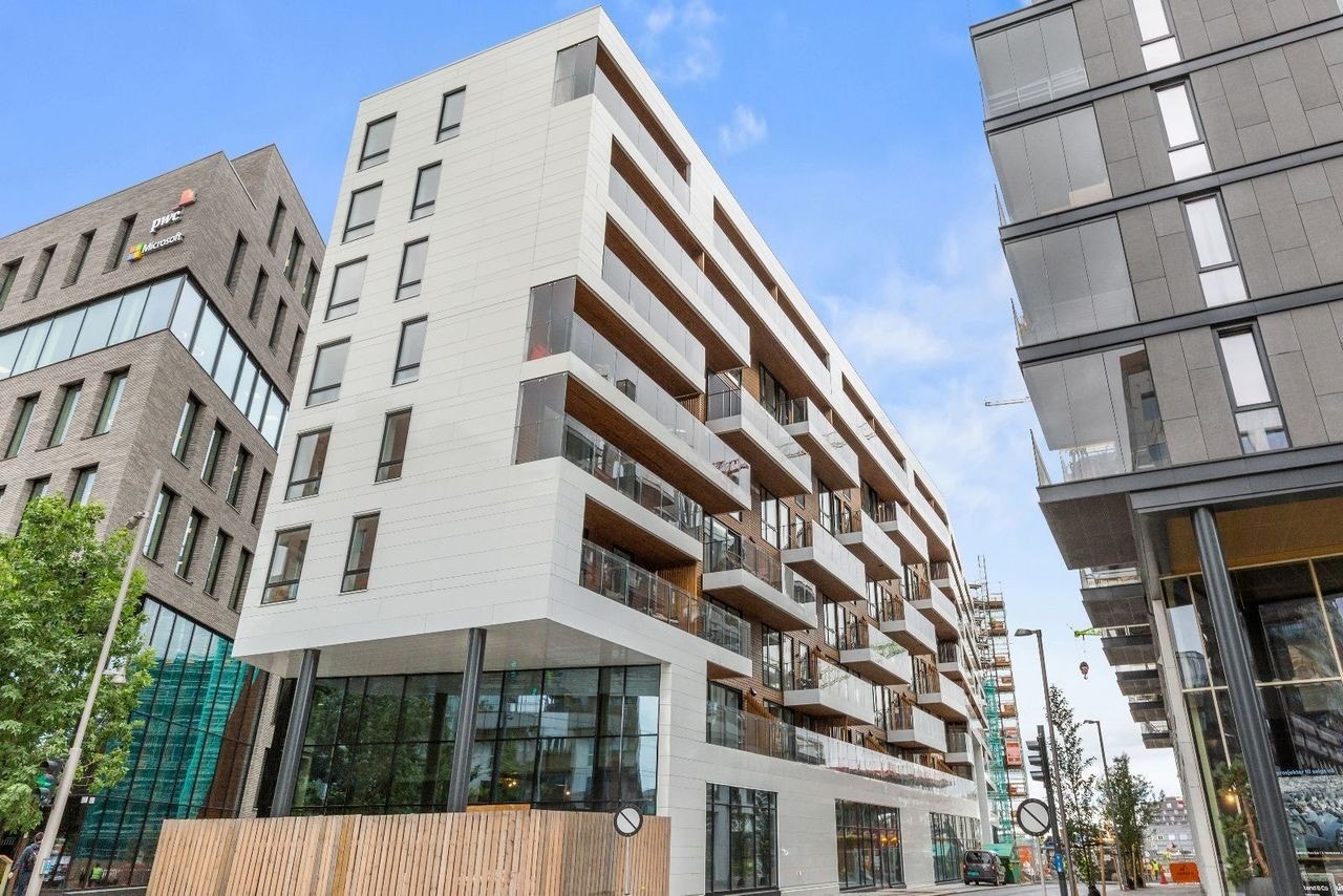 Kort vei til restauranter, kulturtilbud og flotte turmuligheter langs fjorden. Galleribilde