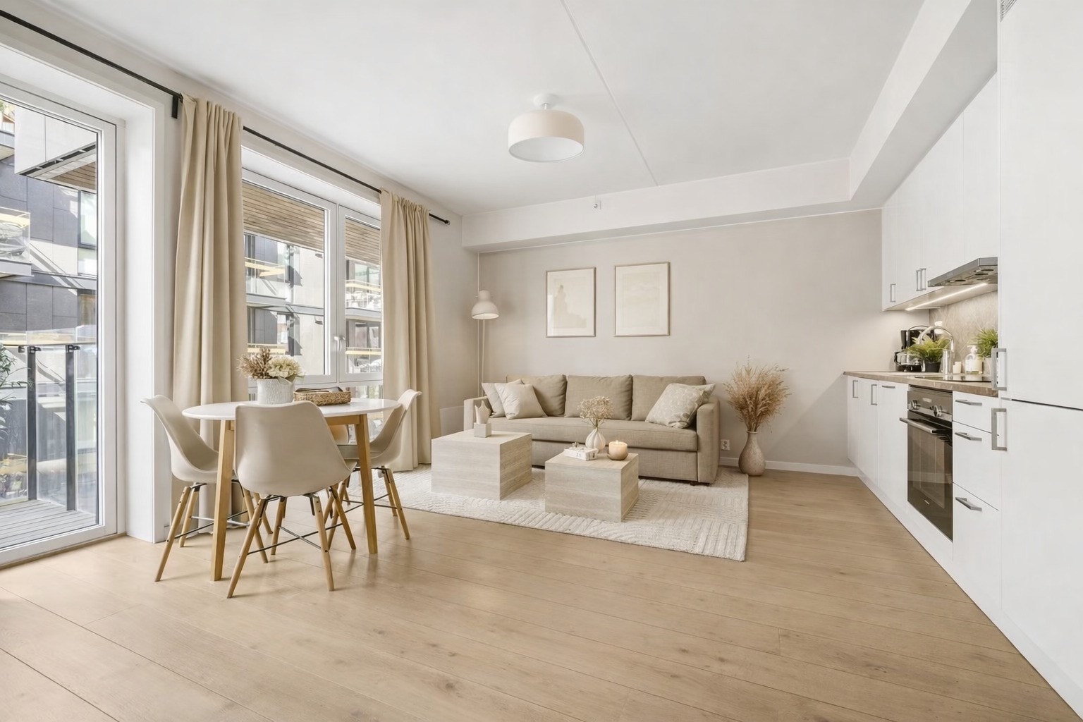 Innbydende oppholdsrom med åpen planløsning. Galleribilde