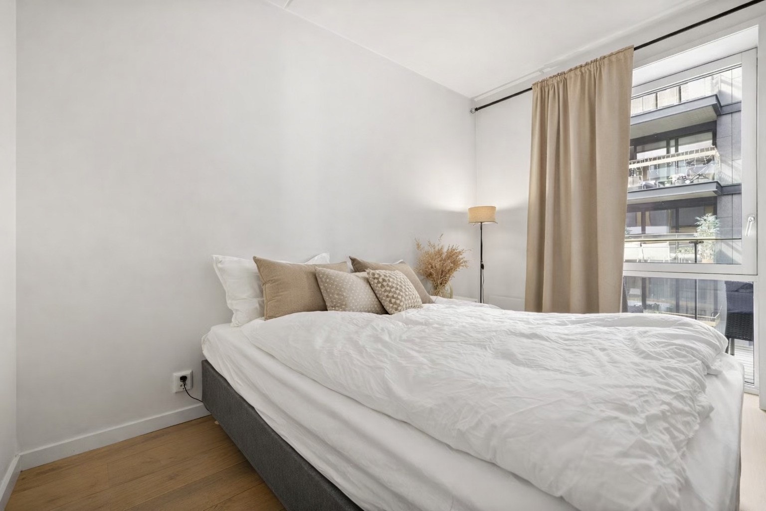 Lyst og innbydende soverom med plass til dobbeltseng. Galleribilde