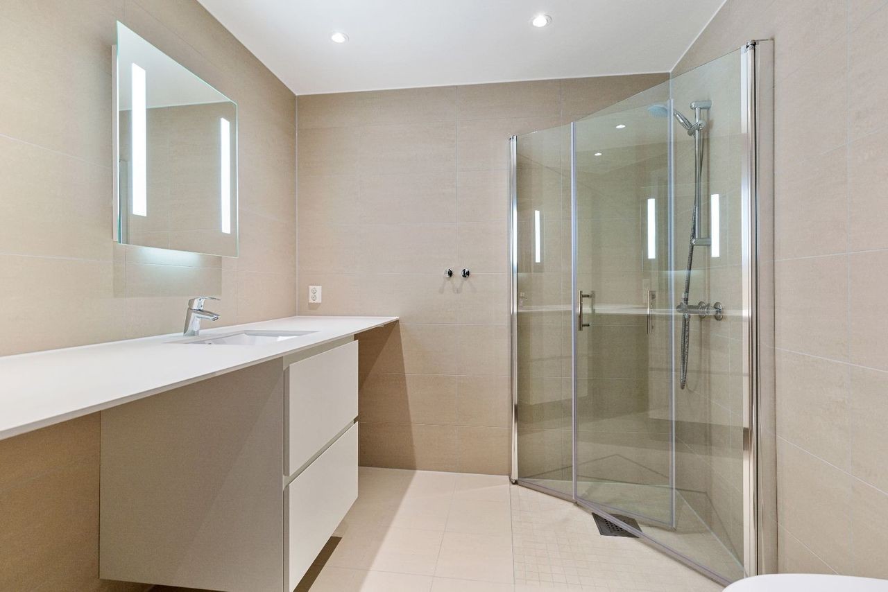 Helfliset bad med moderne innredning og delikate detaljer. Galleribilde