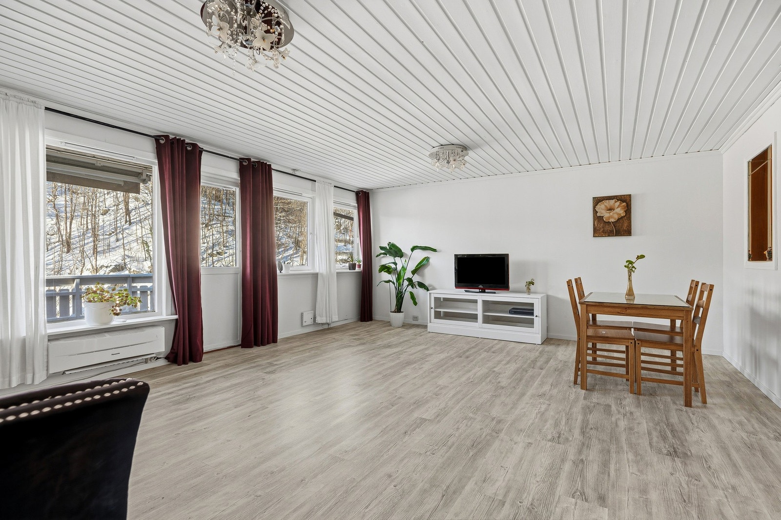 Romslig stue med store vindusflater Galleribilde