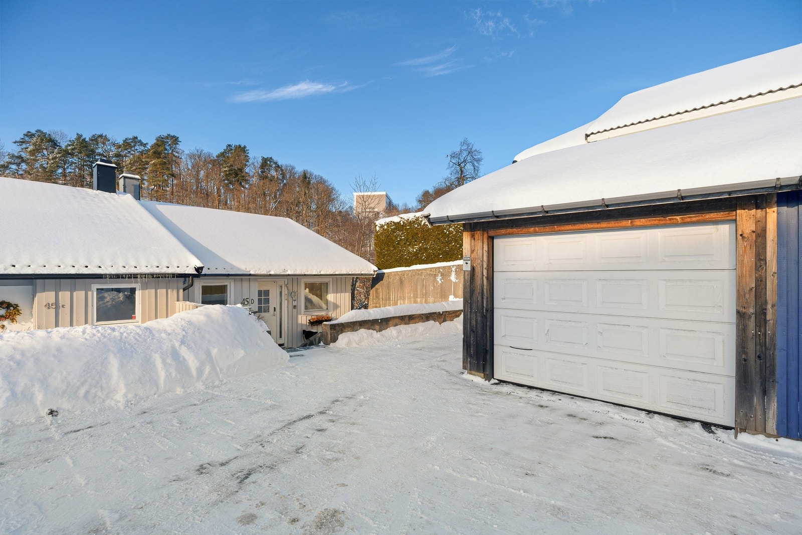 Velkommen til Barbugårdsveien 45D - En hyggelig tomannsbolig med god tomt og egen garasje Galleribilde