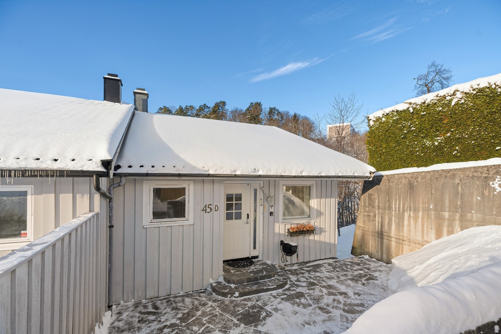 Skifersatt platting ved inngangspartiet. Inngangsdør med Yale-kodelås Galleribilde