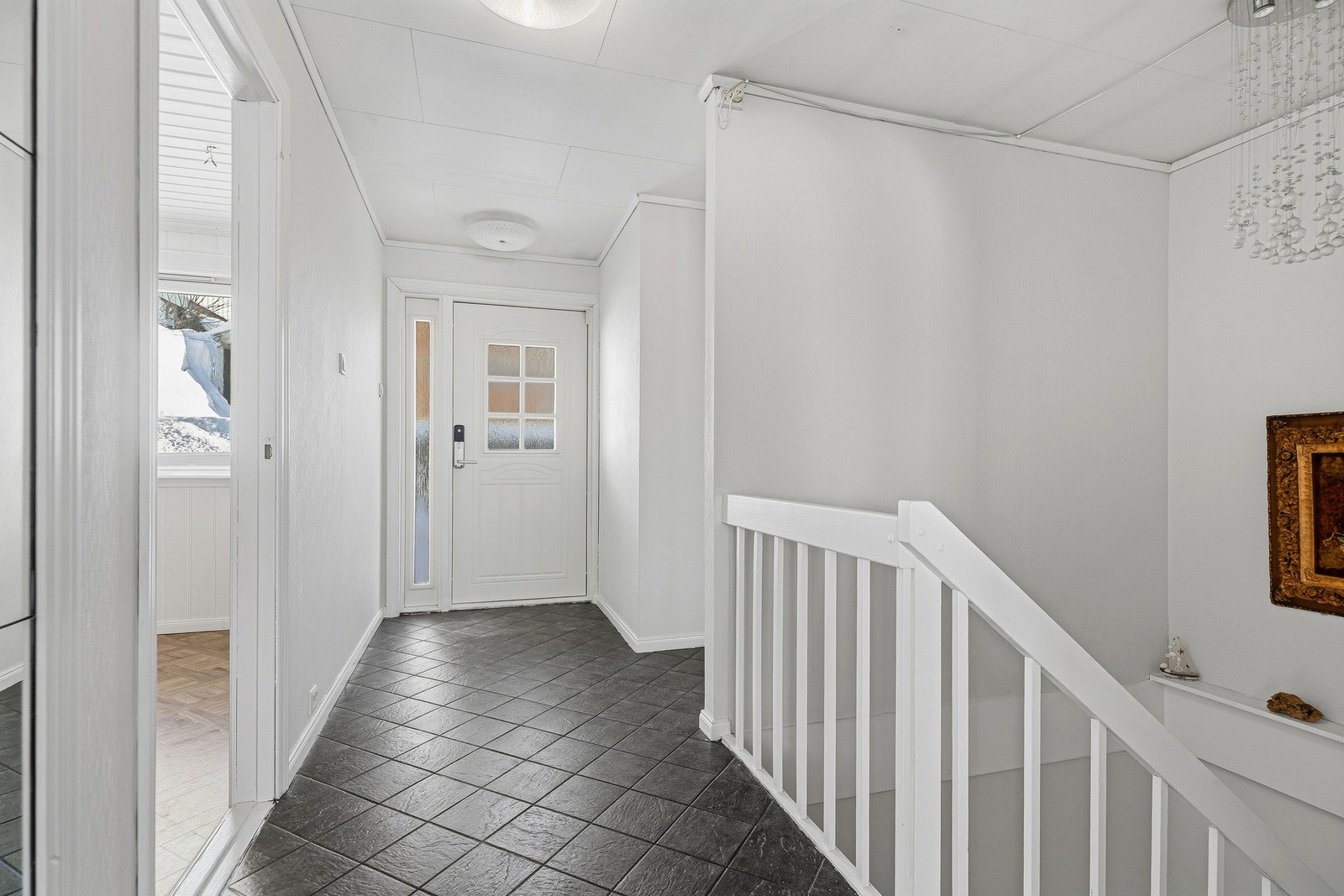 Fra gangen er det trapp ned til underetasjen Galleribilde