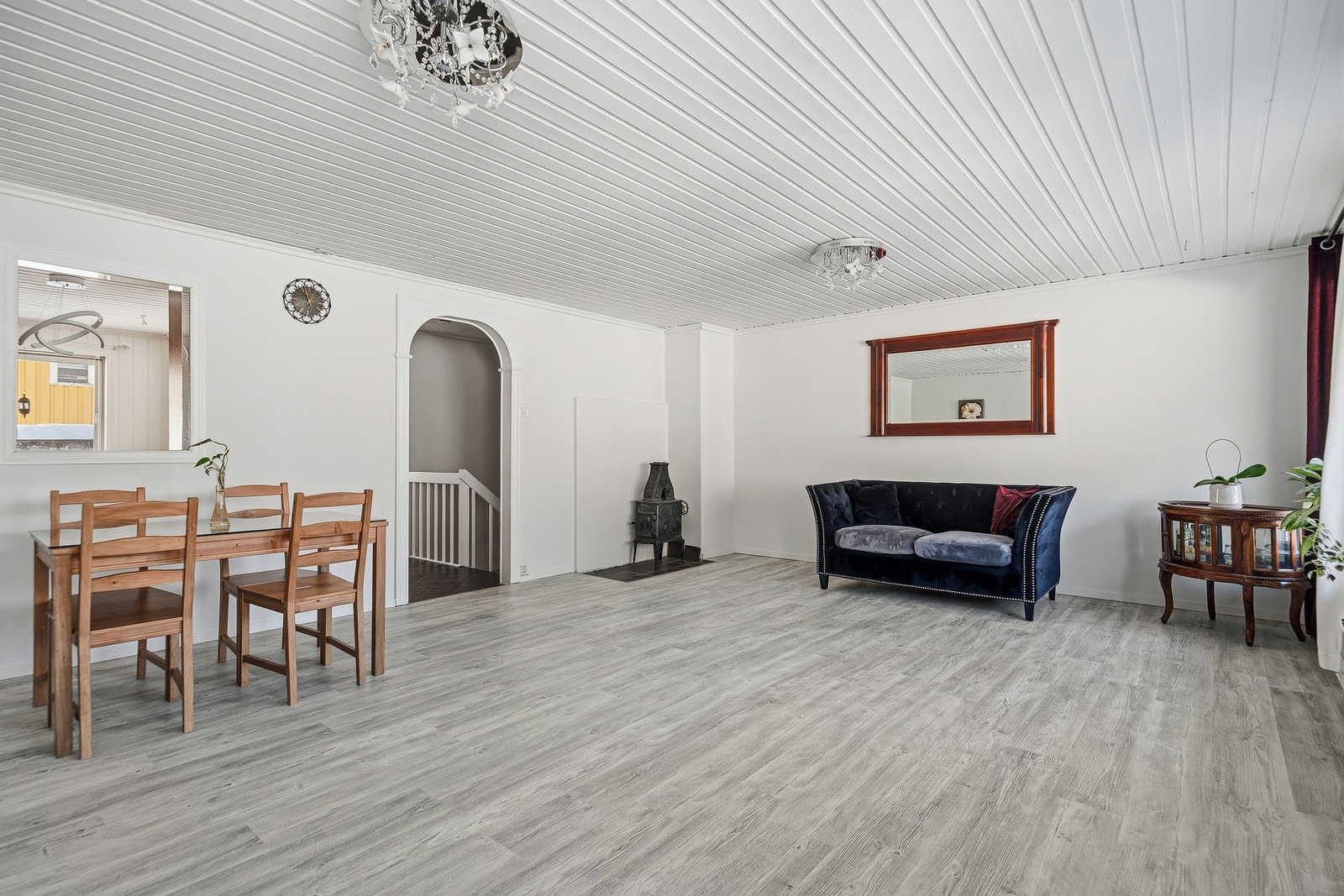 Det er delvis åpnet opp mellom stuen og kjøkkenet som gir sosial løsning og gjennomlys. Her kan en potensielt åpne helt opp for åpen kjøkkenløsning Galleribilde