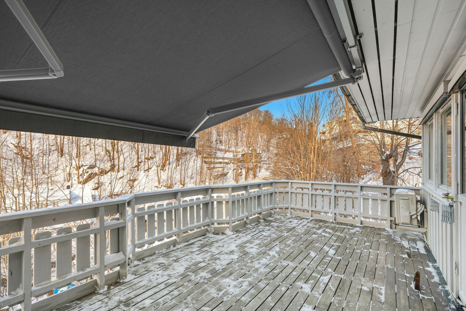 Elektrisk markise som skjermer for både sol og regn Galleribilde