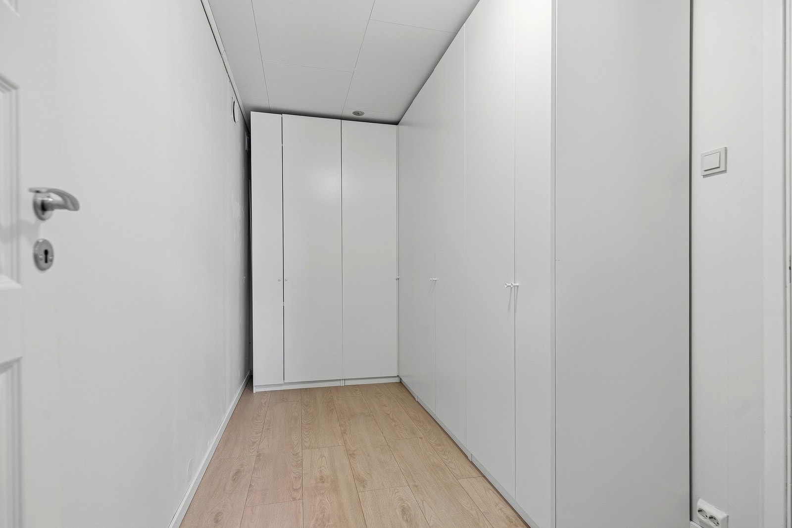 Svært praktisk bod ved toalettrommet med gode gardeobeløsninger Galleribilde