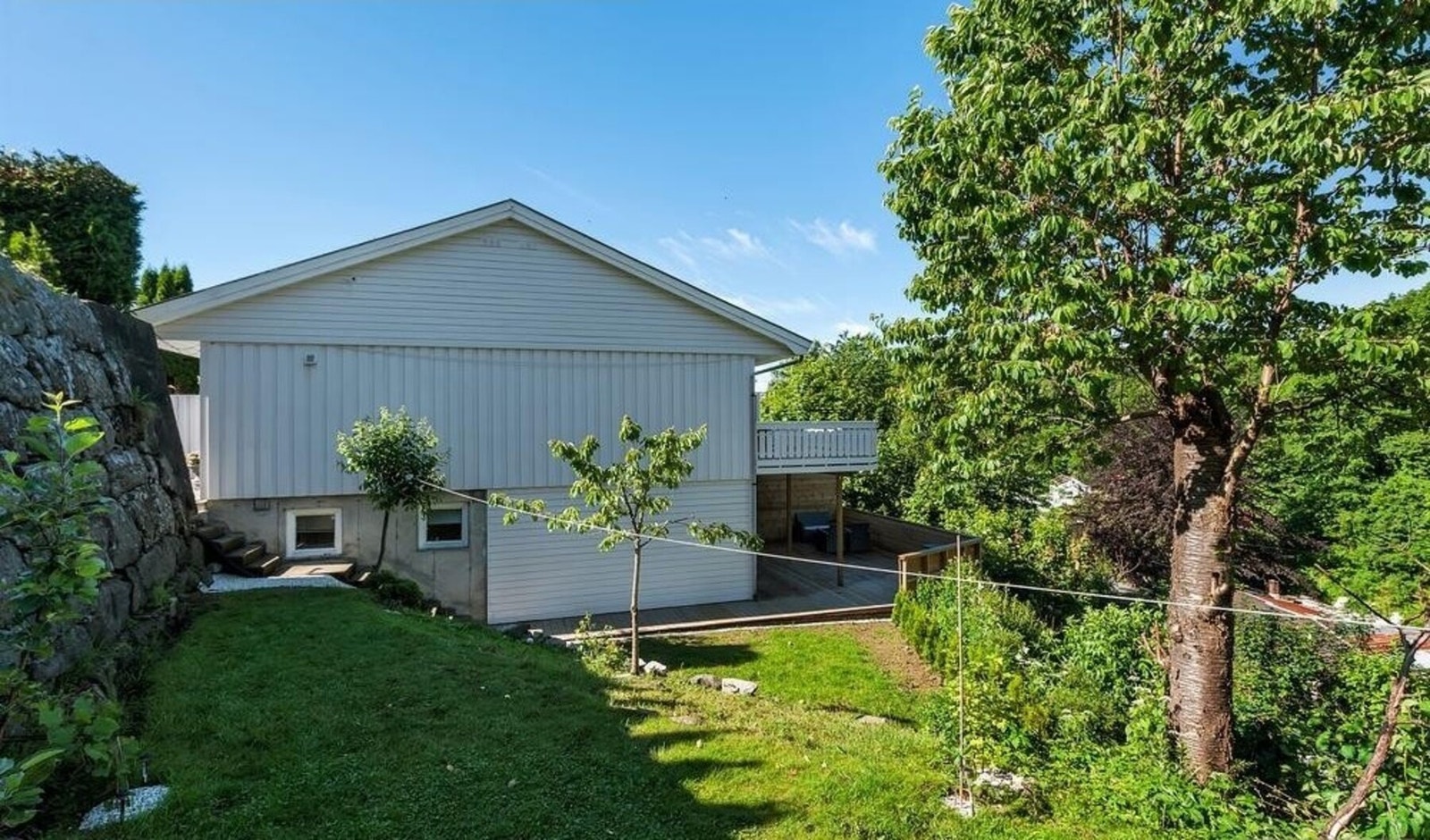 Hyggelig hage på fin endetomt Galleribilde