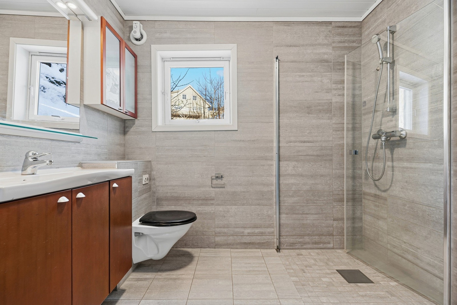 Pent bad med flislagte gulv og vegger. Badet ble pusset opp i 2021 Galleribilde