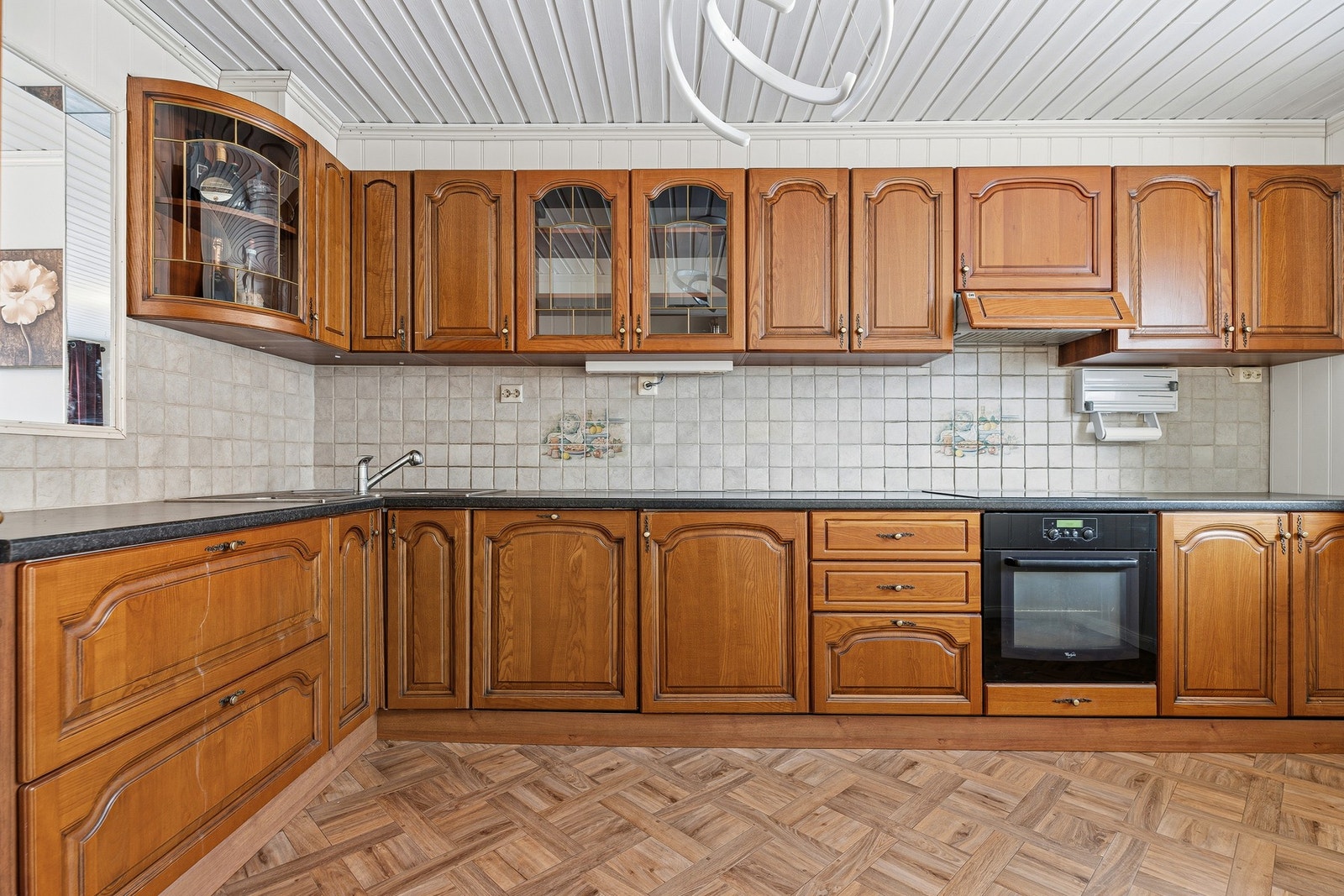 Kjøkken med god skap- og benkeplass Galleribilde