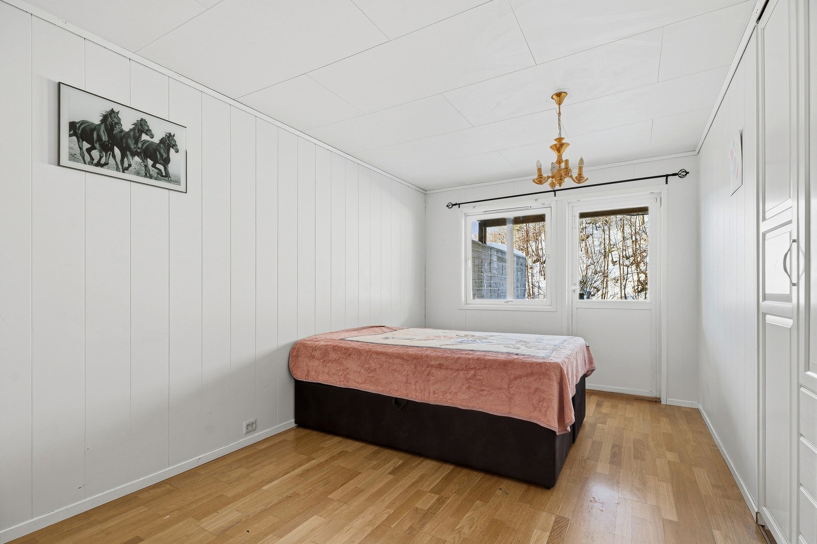 Det er to svært romslige soverom i underetasjen, begge med garderobeløsninger. Dette rommet har dør ut til terrassen Galleribilde