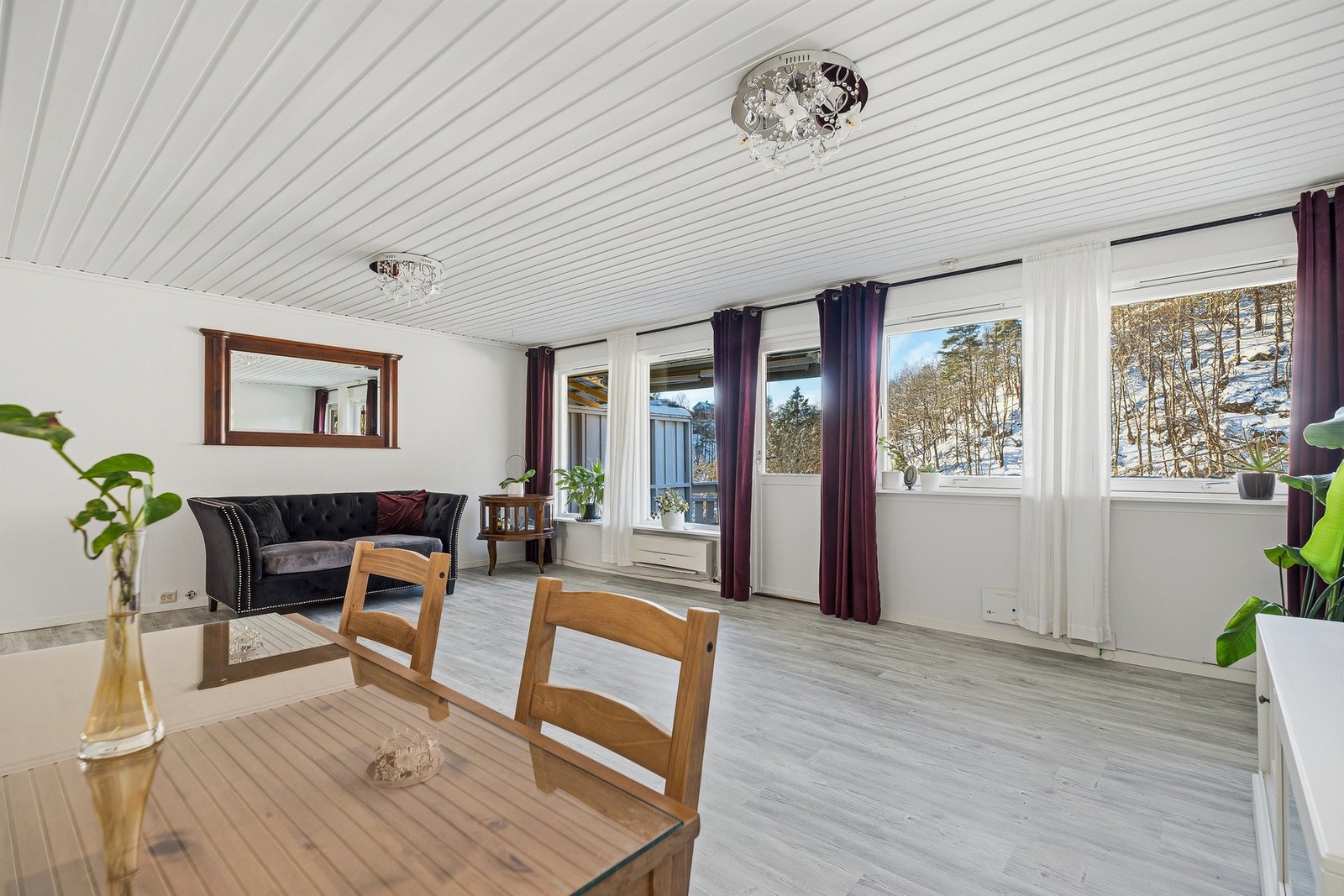 I stuen er det både varmepumpe og vedovn Galleribilde