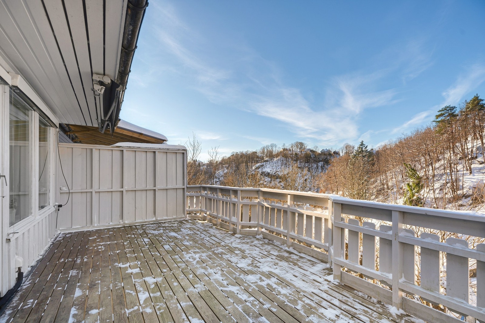 Hyggelig utsyn mot skogholt over Engekjærveien Galleribilde