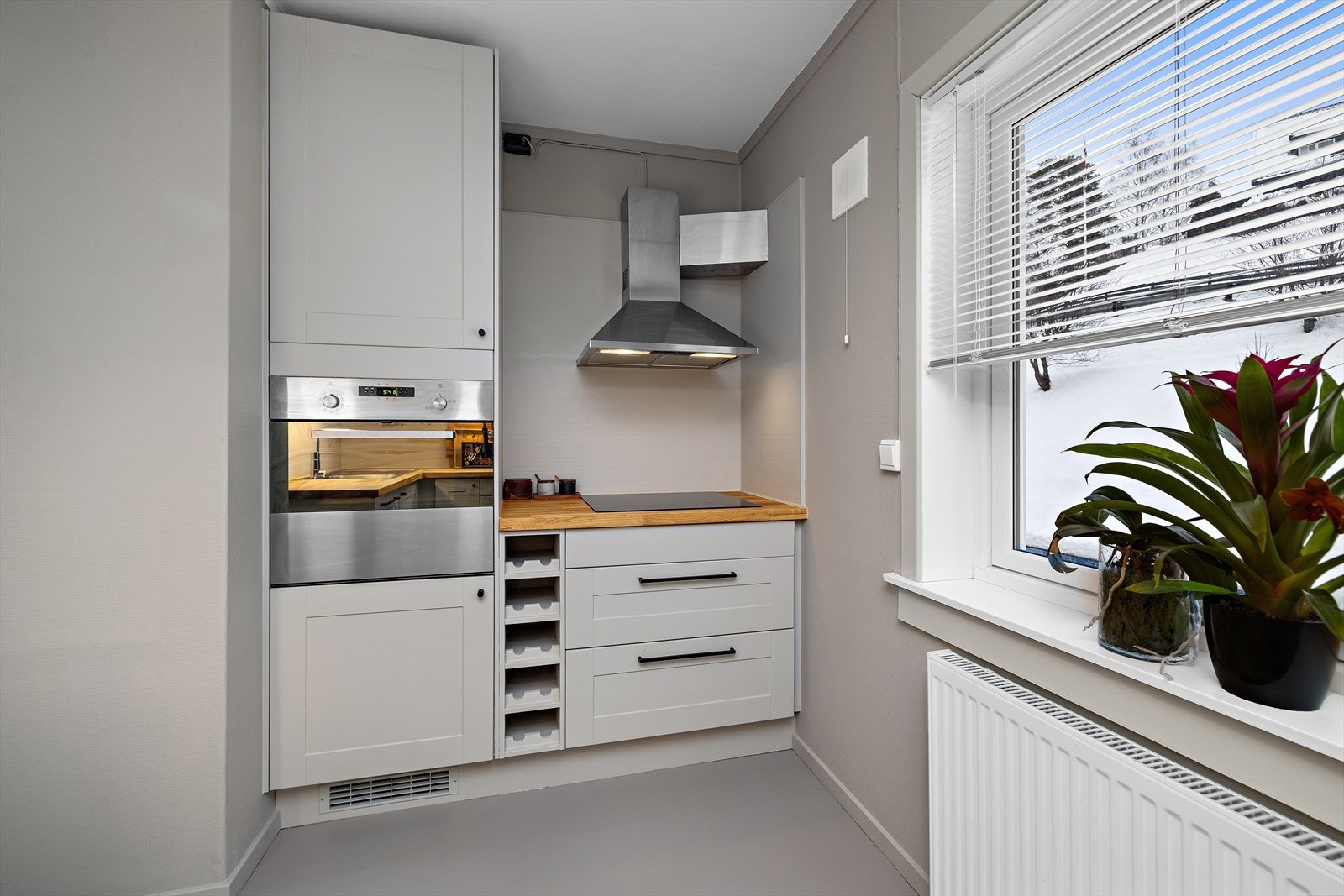 Kjøkkenet er utstyrt med integrert stekeovn og keramisk platetopp. Galleribilde