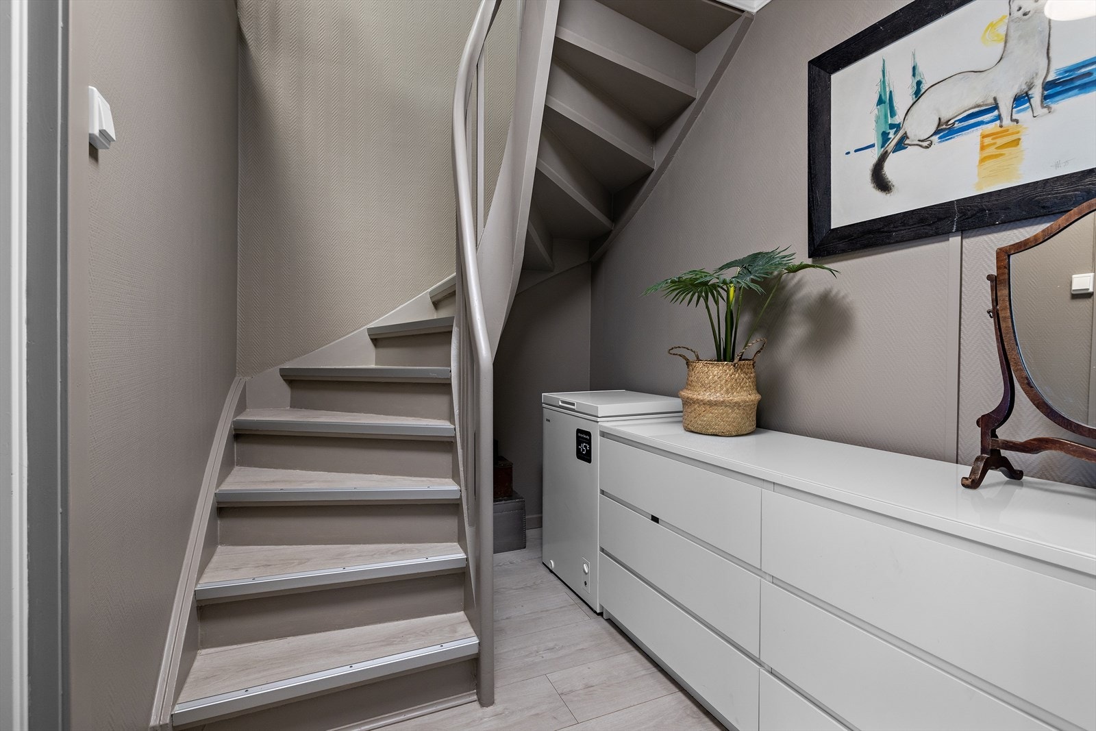 Trapperommet i stuen leder ned til leilighetens underetasje. Galleribilde