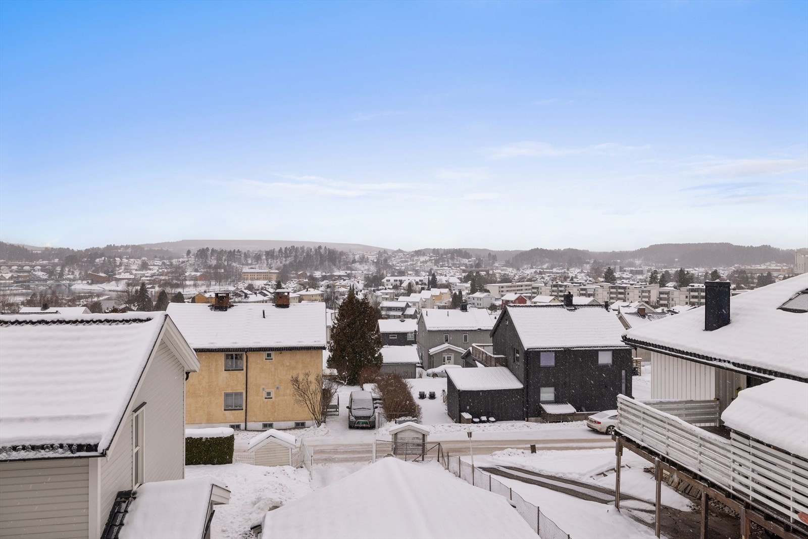 Fra eiendommen er det kort vei til Hønefoss sentrum med alle servicetilbud. Galleribilde
