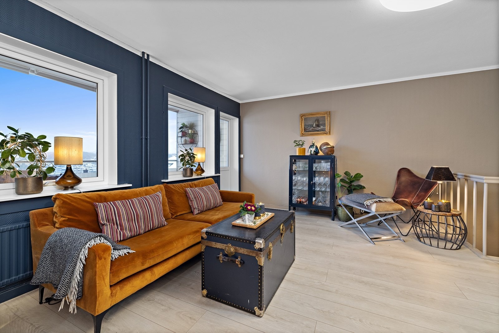 Store vindusflater slipper inn rikelig med dagslys. Galleribilde