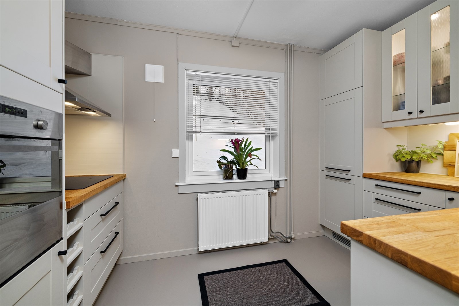 Vinduet gir godt med arbeidslys over kjøkkenbenken. Galleribilde