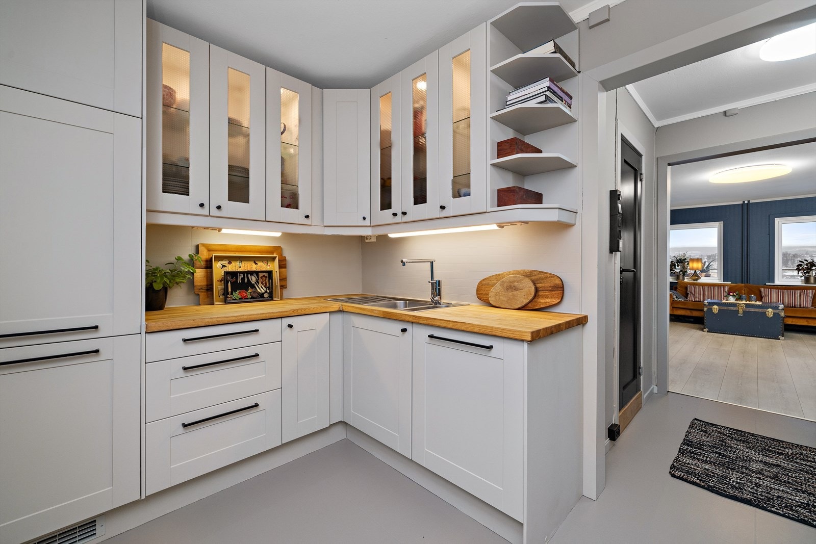 Kjøkkenet er praktisk utformet med god skap- og benkeplass. Galleribilde