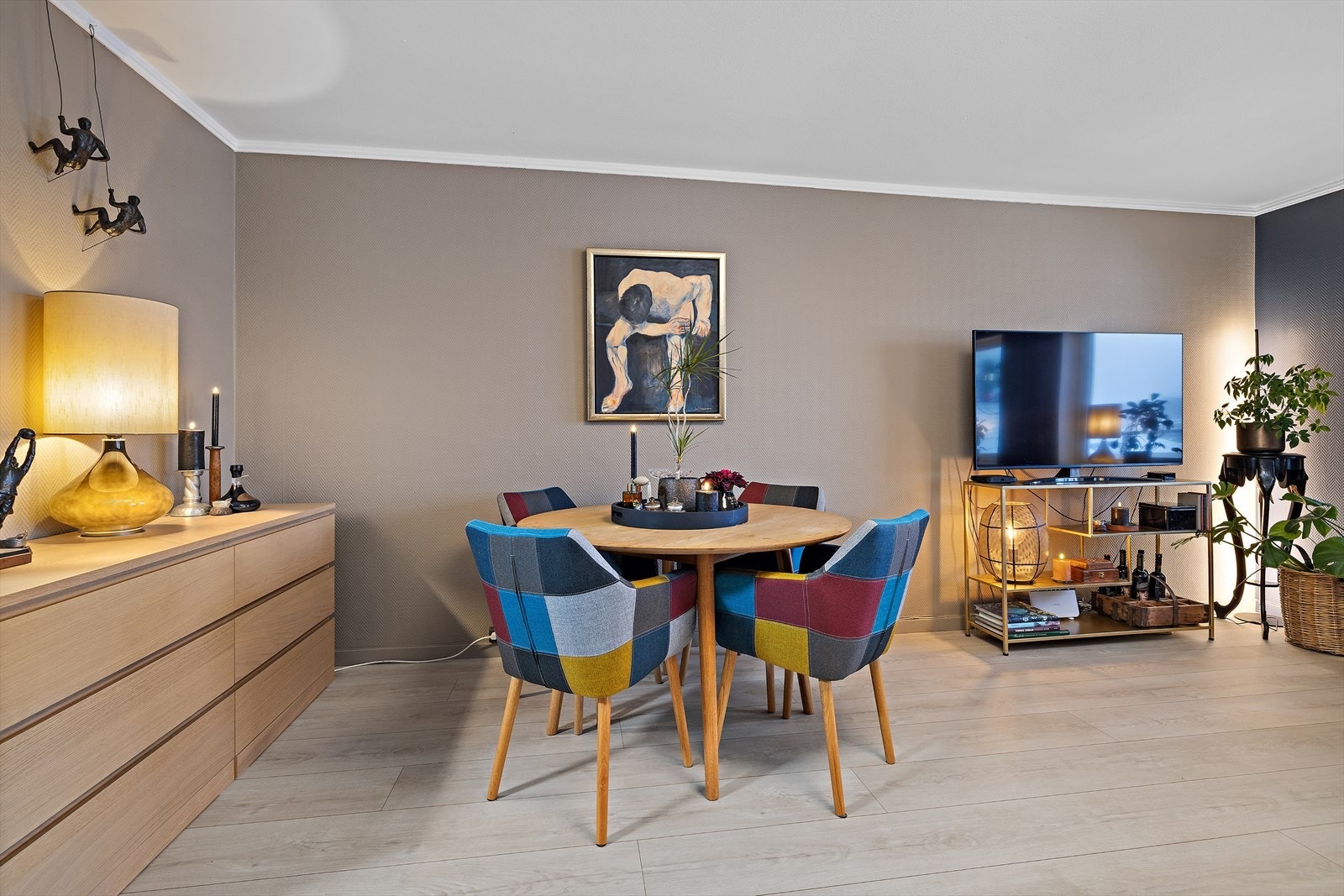 Den åpne løsningen skaper et sosialt og allsidig rom. Galleribilde