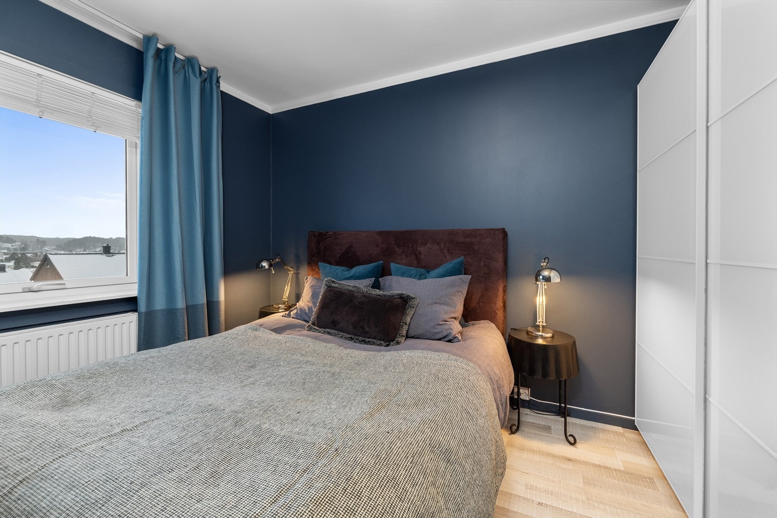 Hovedsoverommet har god plass til dobbeltseng og tilhørende møblement. Galleribilde