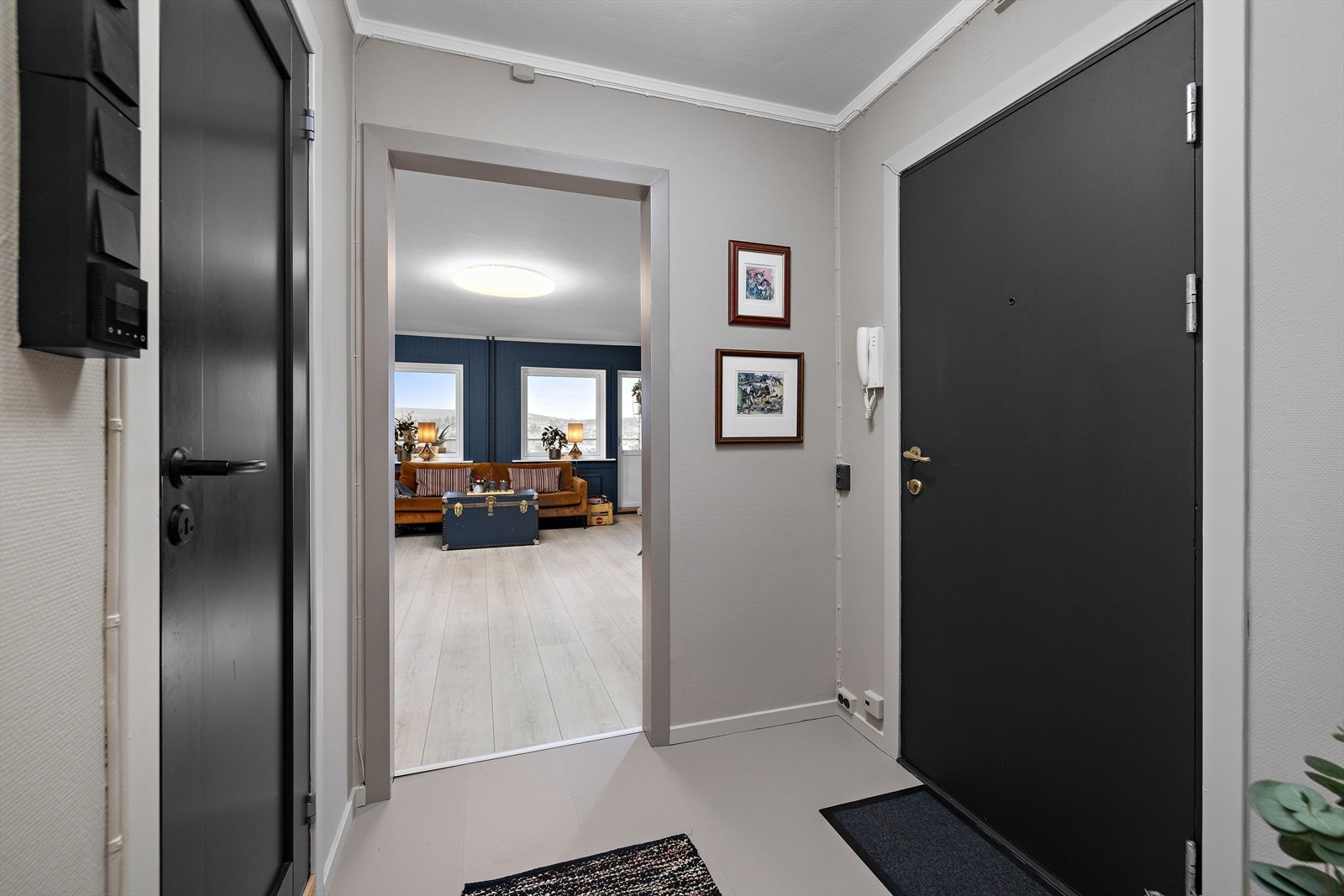 En lys entré ønsker velkommen og åpner opp mot stuen. Galleribilde