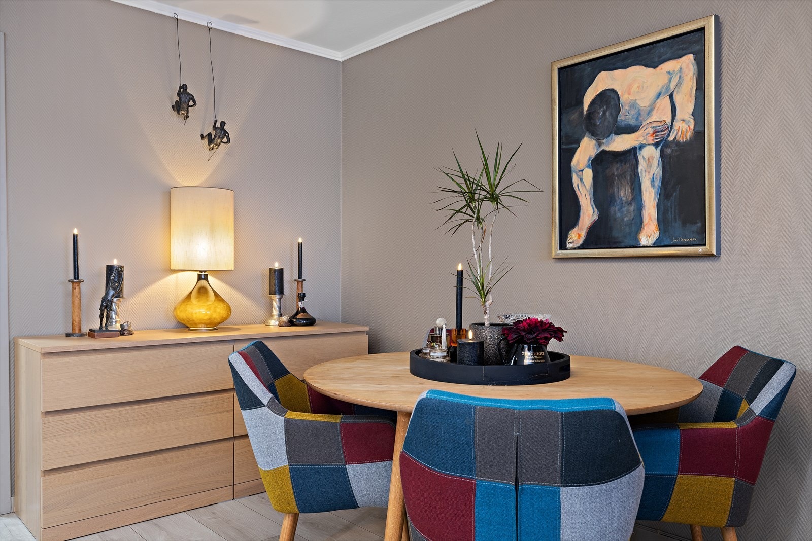 Spisestuen har god plass til hyggelige måltider. Galleribilde