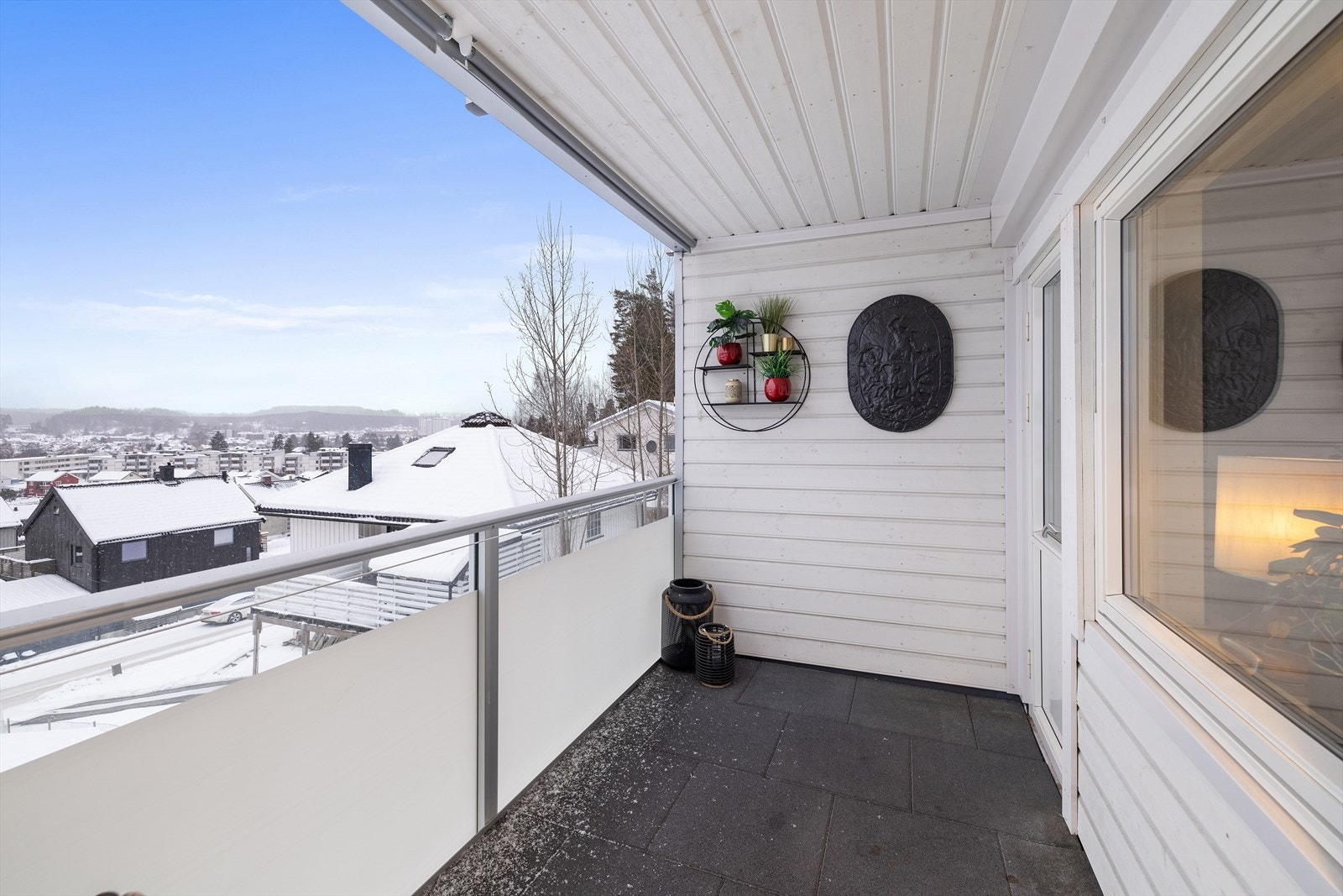 Verandaen fungerer som en fin forlengelse av stuen på varme dager. Galleribilde